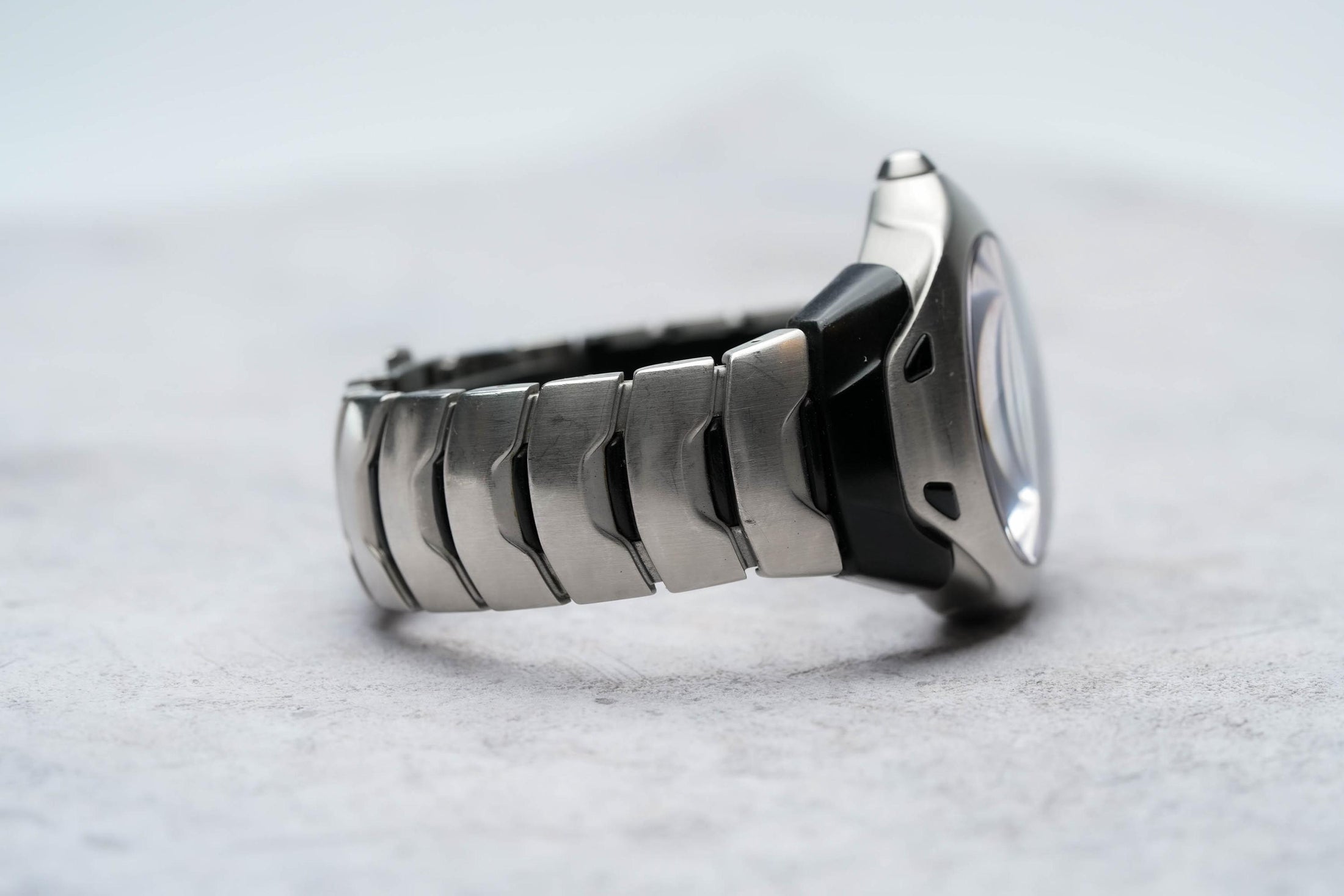 Seiko 5J22-0A70 – Innovative Kinetic Auto Relay Watch with Futuristic Design