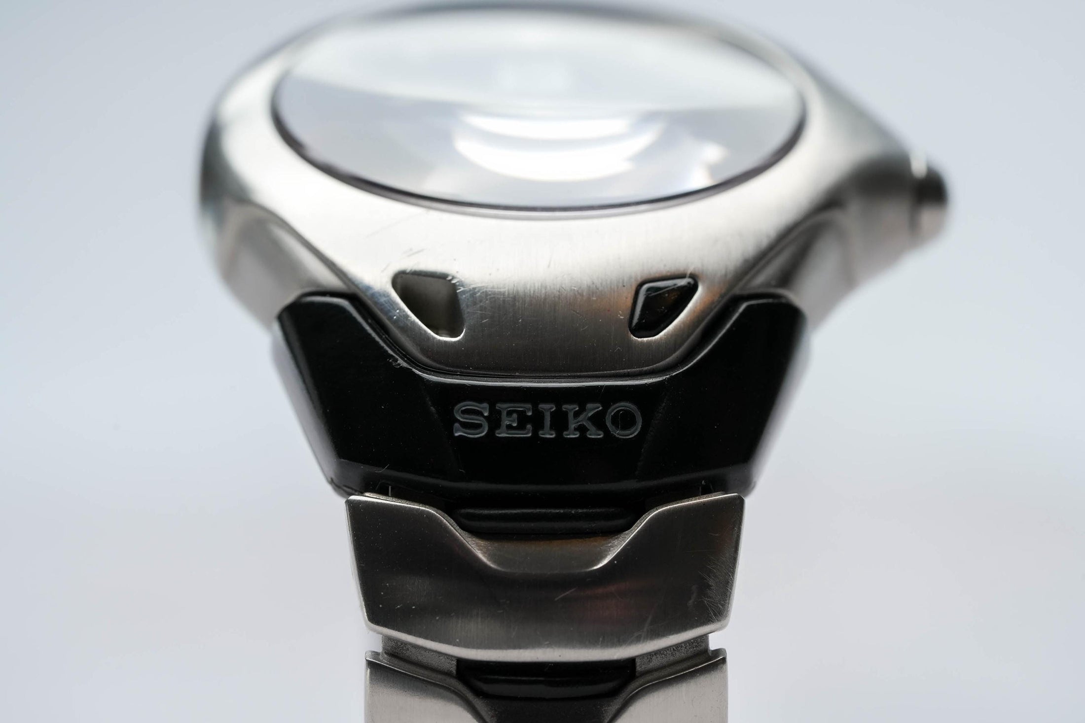 Seiko 5J22-0A70 – Innovative Kinetic Auto Relay Watch with Futuristic Design