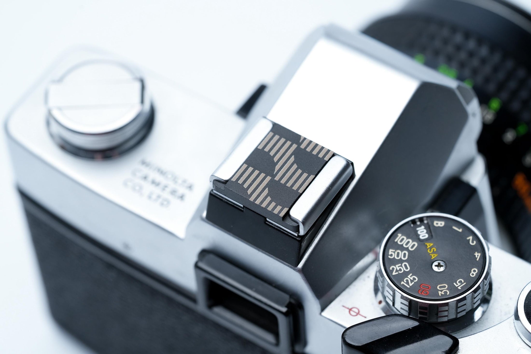 Bauhaus flitsschoendeksel – gelaserd aluminium – zwart gecoat – geometrisch design met lijnen en cirkels