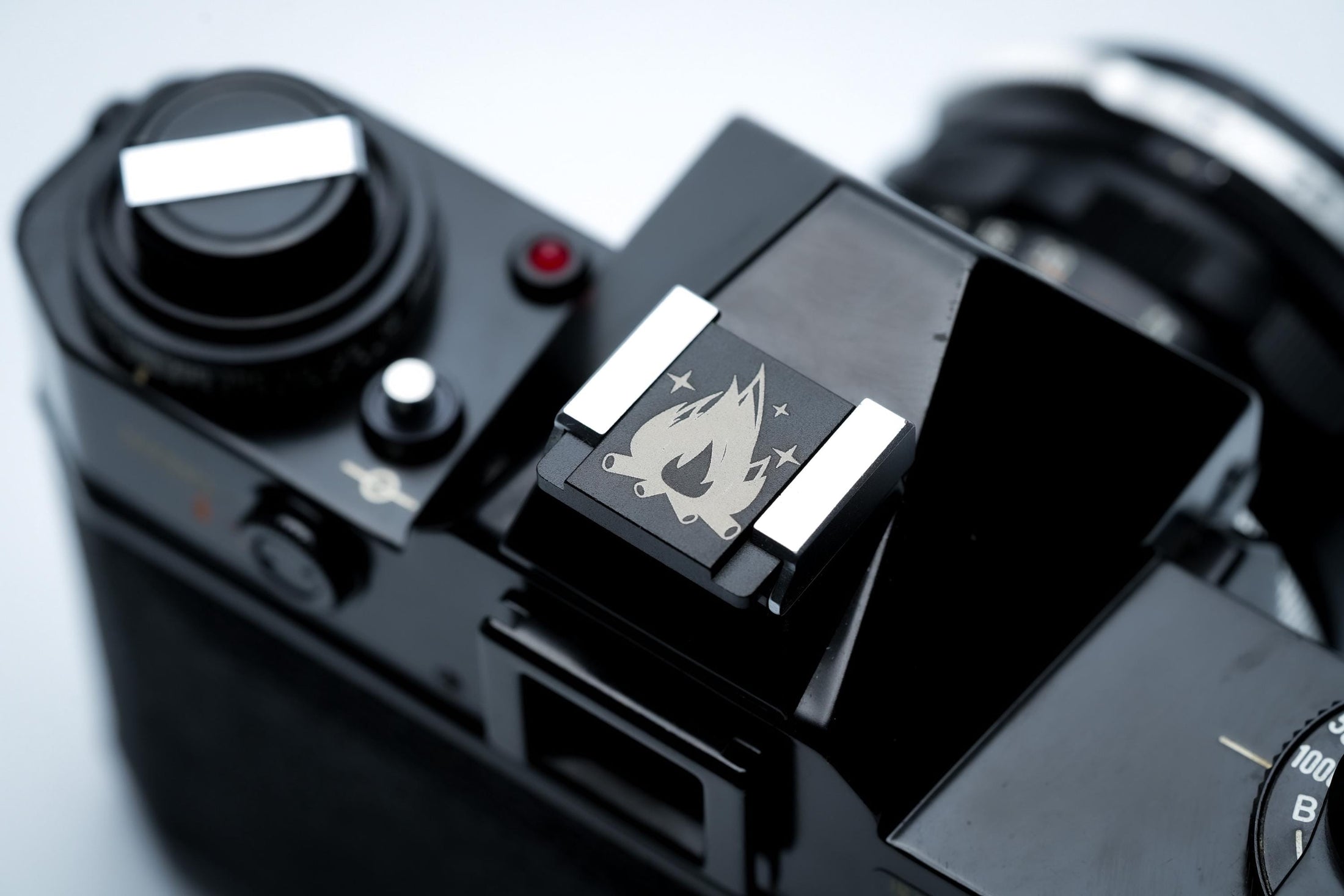 Hotshoe cover kampvuur gravure – lasergegraveerd zwart aluminium – camera accessoire voor Fujifilm X100VI, Sony, Canon