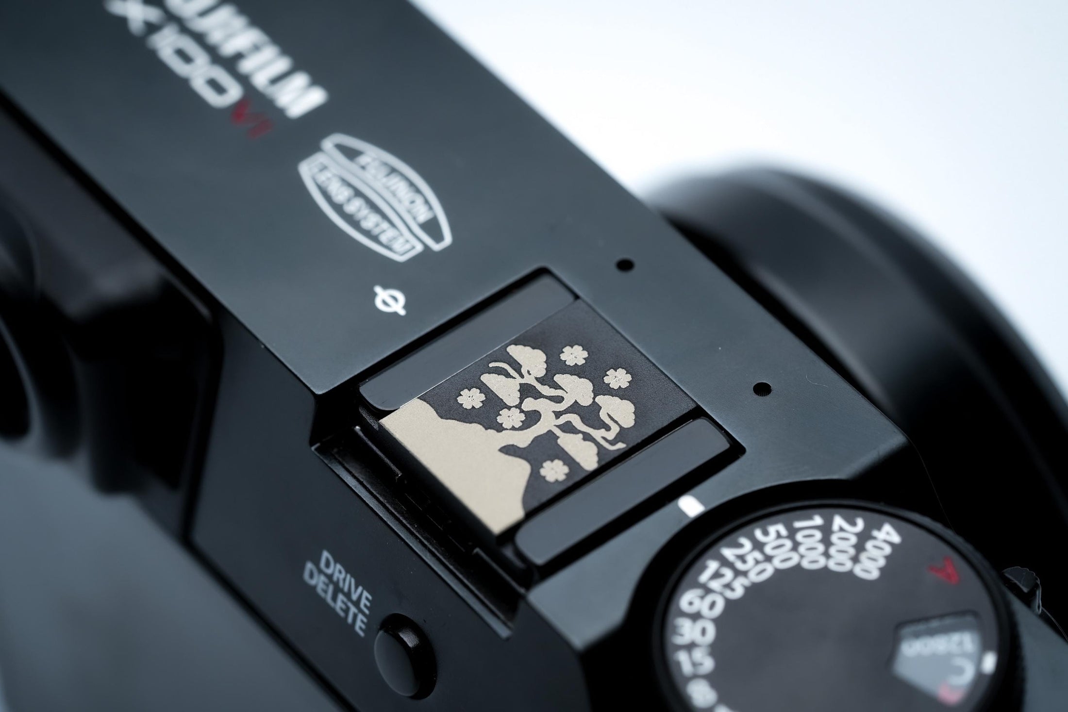 Hotshoe cover Hokusai bloesem – zwart aluminium – voor Fujifilm X100VI & analoge camera’s by Unseend