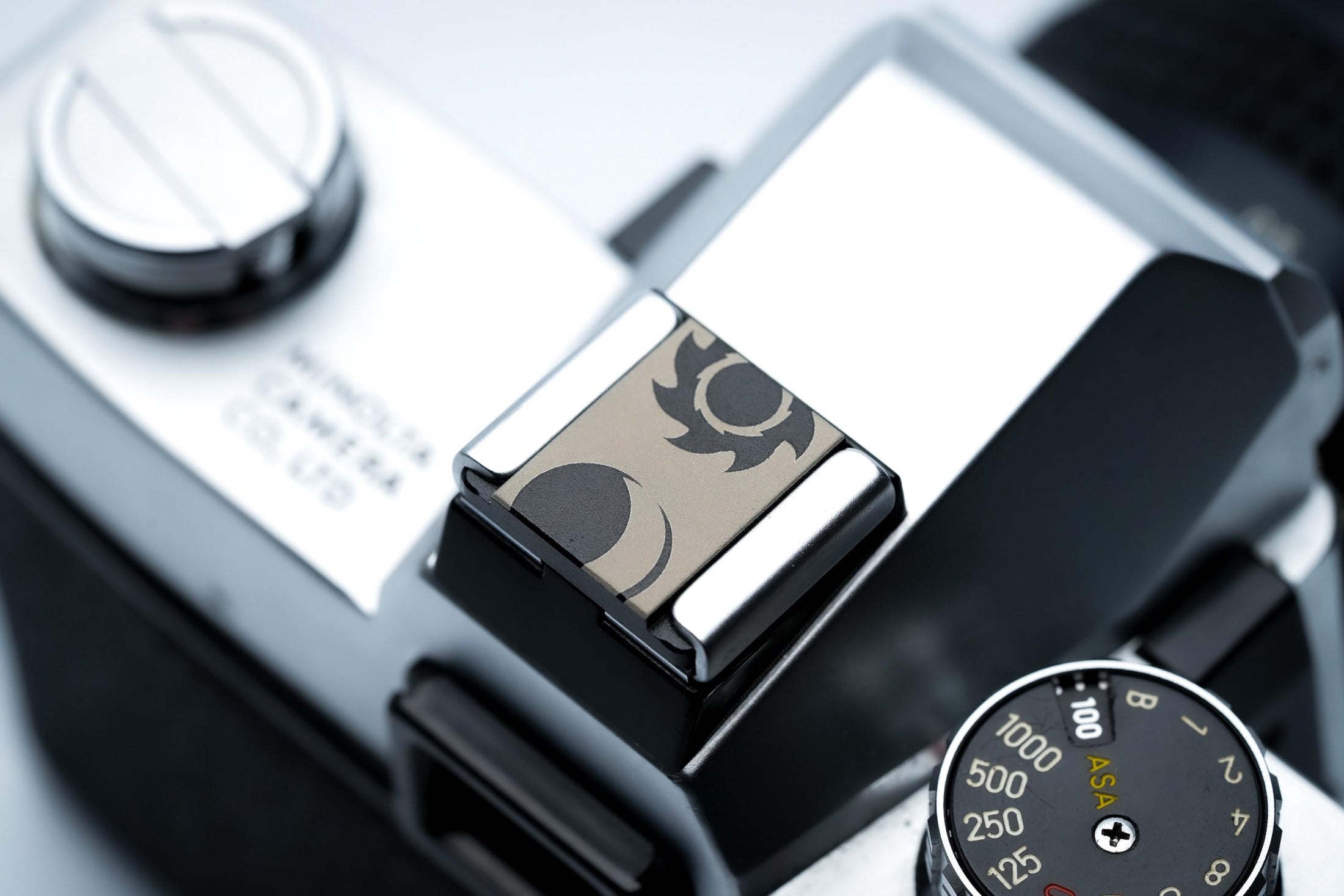 Hotshoe cover zon & maan – zwart aluminium flitsschoen accessoire met dualiteitssymbool – voor Fujifilm X100VI, Sony, Canon, Nikon, Olympus