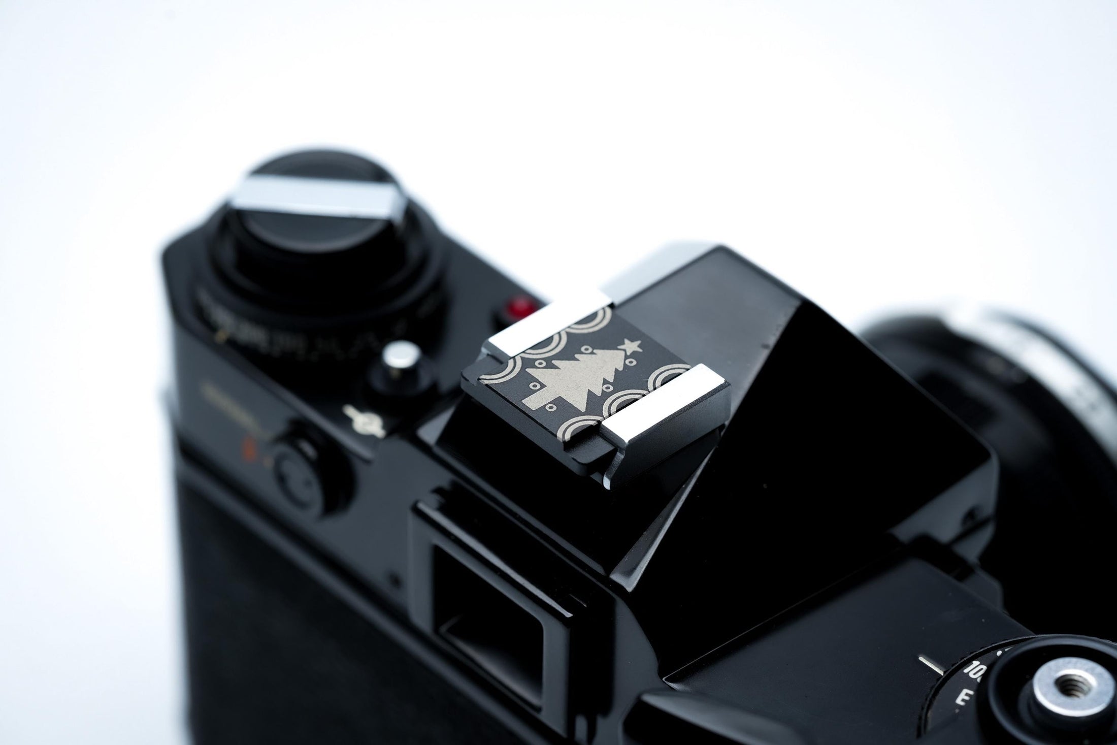 Hotshoe cover kerstboom – zwart aluminium – voor Fujifilm X100VI & analoge camera’s by Unseend