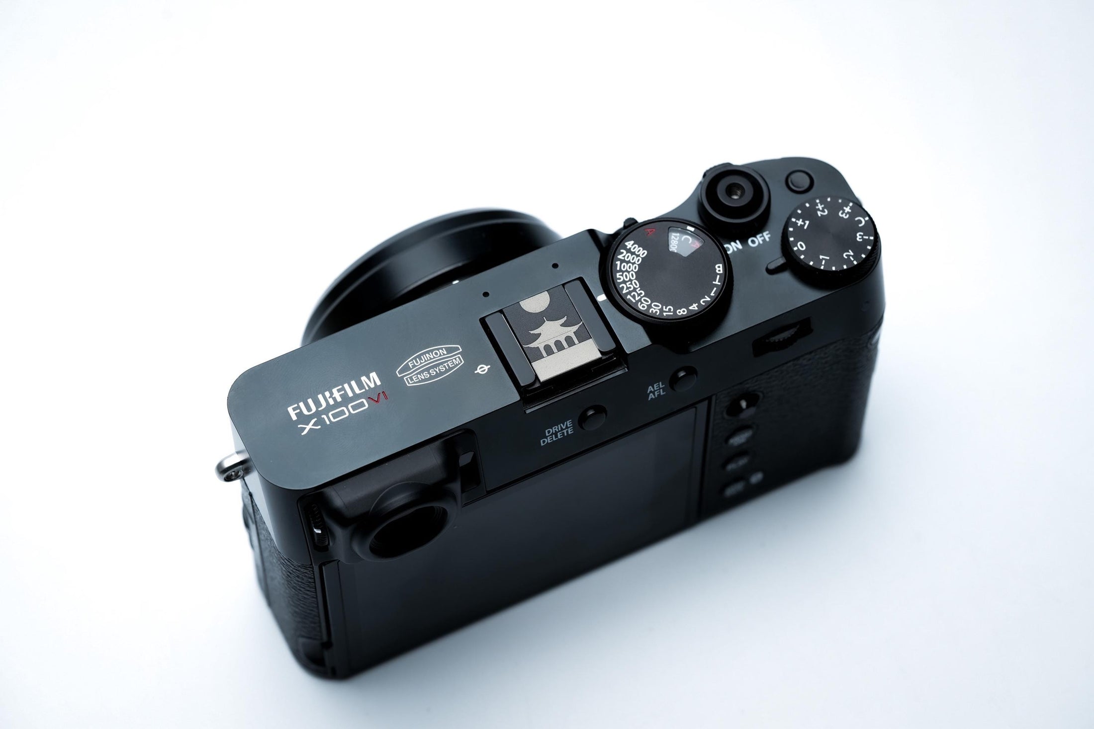 Hotshoe cover Chinese tempel – zwart aluminium – passend op Fujifilm X100VI & vintage camera’s by Unseend