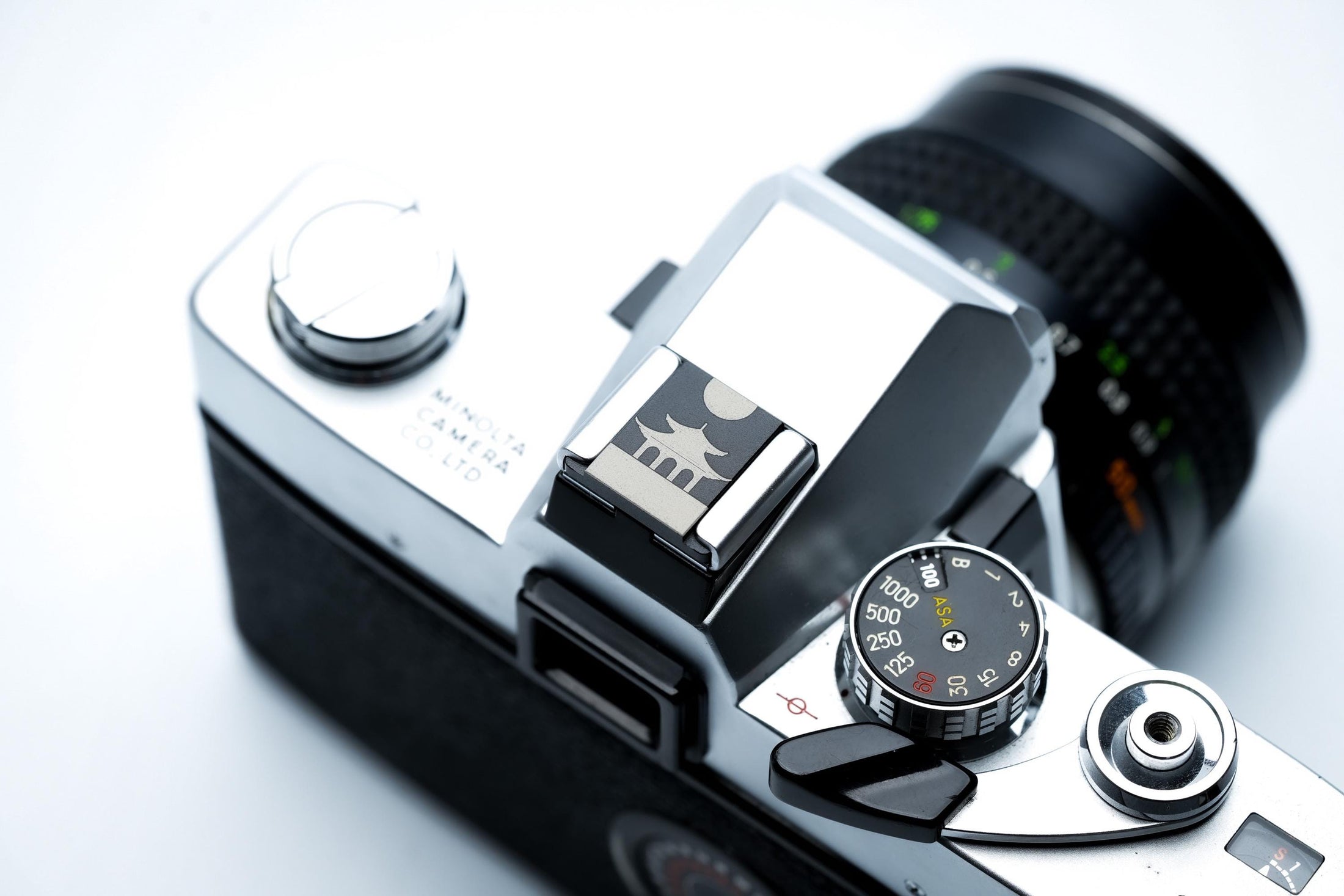 Hotshoe cover Chinese tempel – zwart aluminium – passend op Fujifilm X100VI & vintage camera’s by Unseend