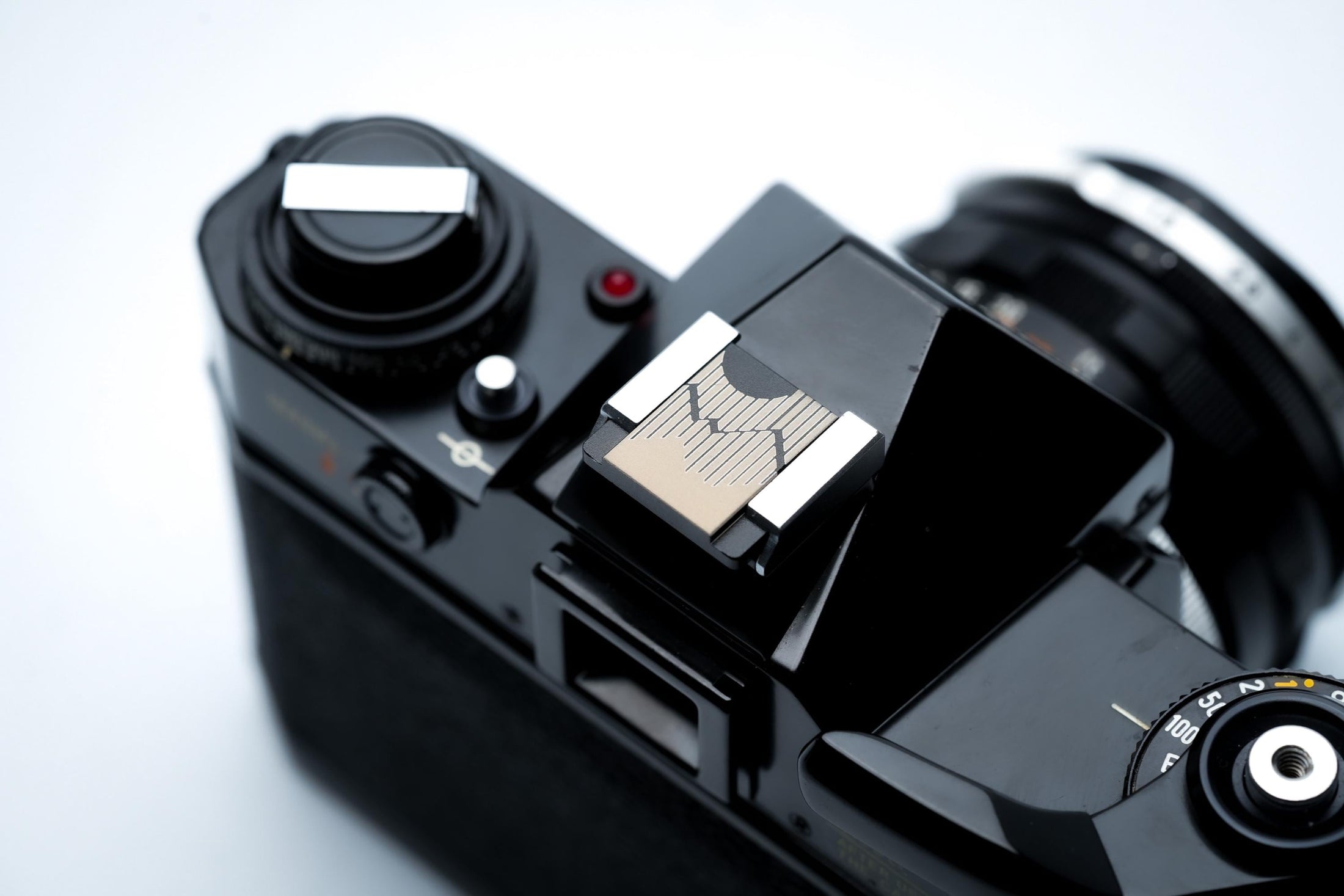 Gegraveerde hotshoe cover met berglijn-art – minimalistisch zwart aluminium camera accessoire voor Fujifilm X100VI, Sony, Nikon, Canon