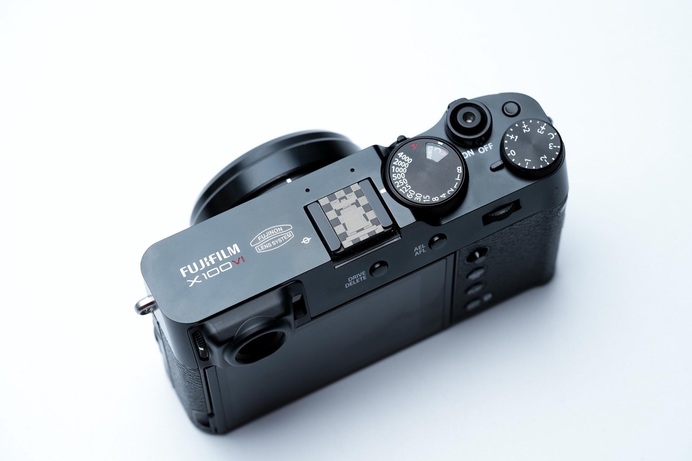 Schaak flitsschoendeksel – Bishop design – gelaserd aluminium – zwart gecoat – schaakbord patroon