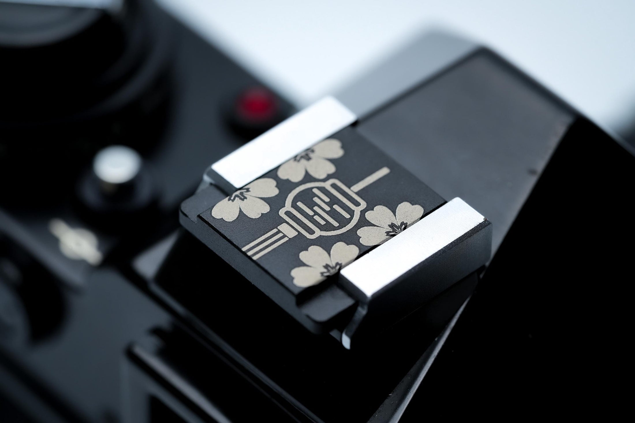 Hotshoe cover Chinese lantaarn – zwart aluminium – voor Fujifilm X100VI & analoge camera’s