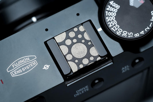 Hotshoe cover met cirkels gravure – zwart aluminium – voor Fujifilm X100VI & vintage camera’s by Unseend