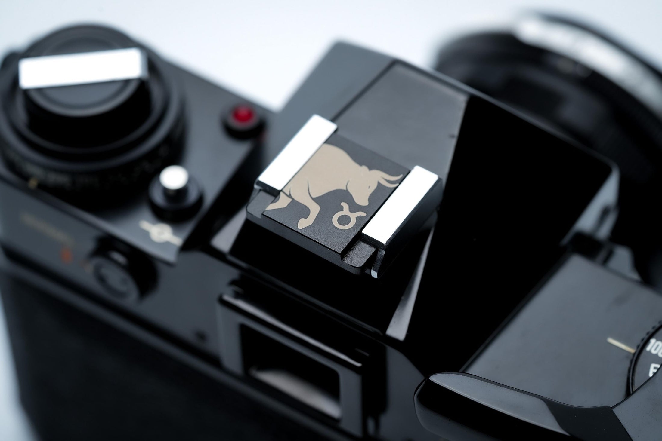Hotshoe cover Stier sterrenbeeld – Taurus symbool & stier gravure – zwart aluminium camera accessoire voor Fujifilm X100VI, Sony, Nikon by Unseend