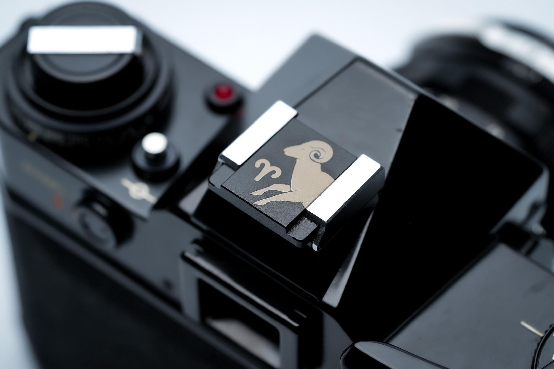 Hotshoe cover Ram sterrenbeeld – Aries symbool & gegraveerde ram – zwart aluminium flitsschoen cover voor Fujifilm X100VI, Sony, Canon