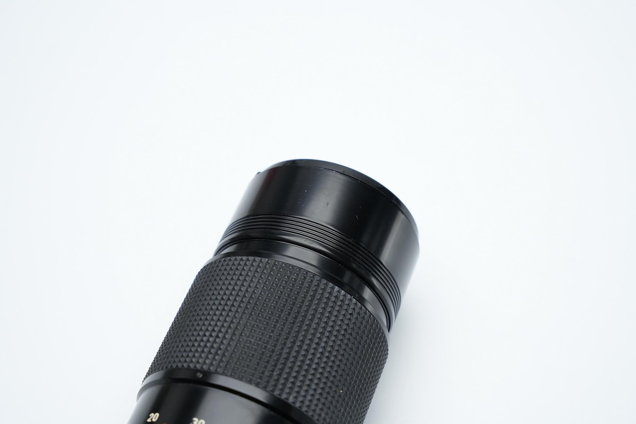 Canon FD 200mm f/4 S.S.C. Telelens - Iconic Optics with Cleaning Potential