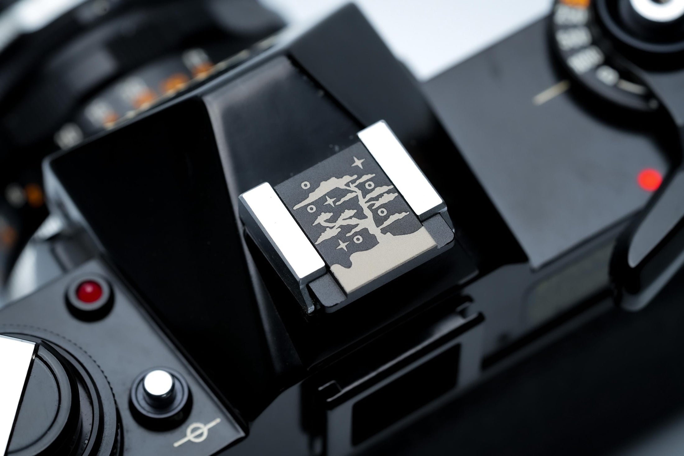 Hotshoe cover Hokusai boom nacht – gegraveerd aluminium – voor Fujifilm X100VI, Sony & meer by Unseend