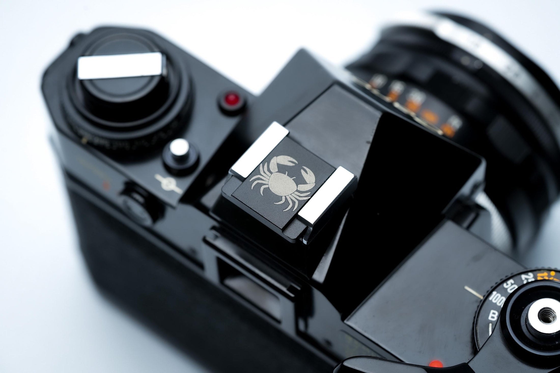 Hotshoe cover krabdesign – zwart aluminium – compatibel met Fujifilm X100VI & Leica M by Unseend