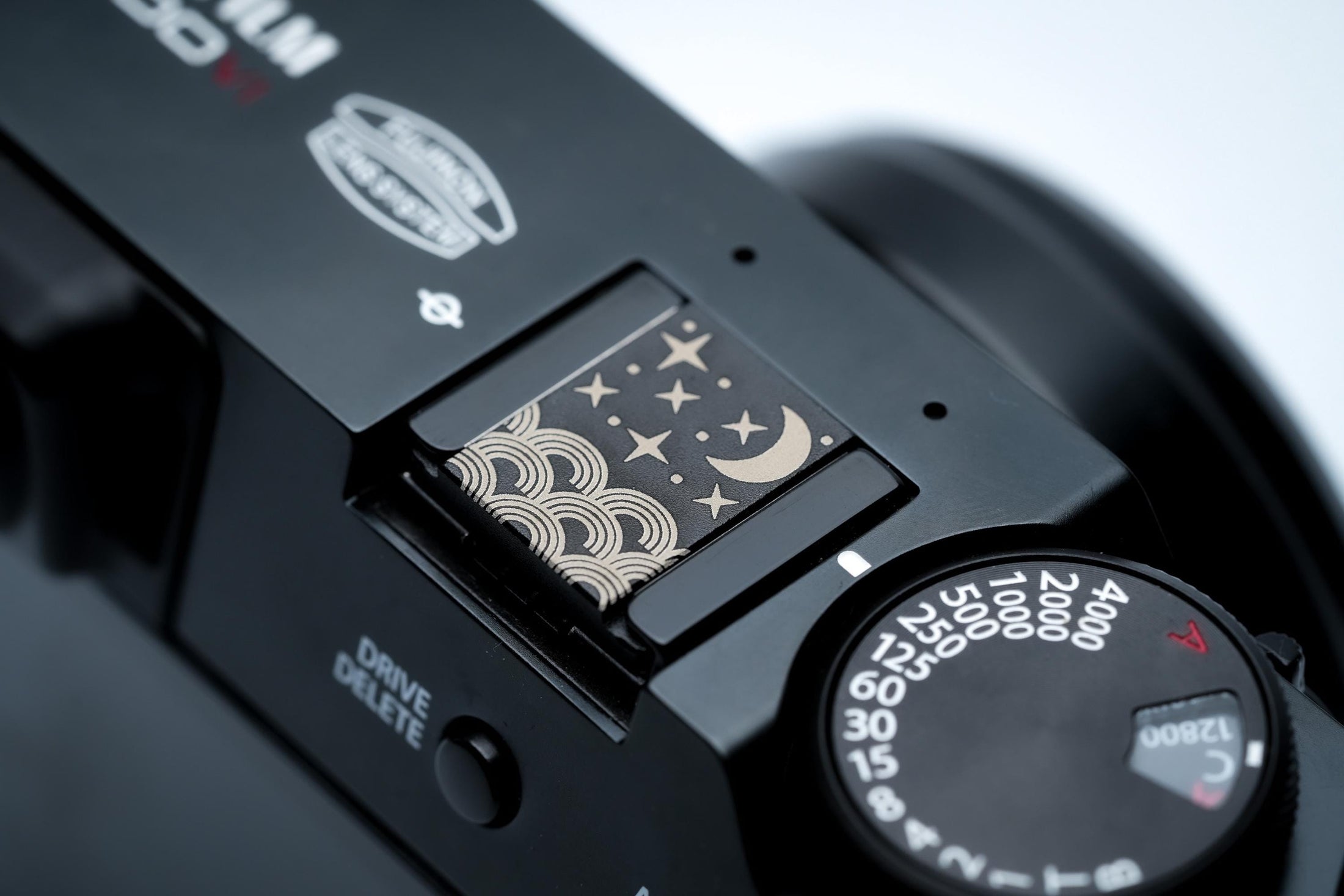 Hotshoe cover Starry Night – maan, sterren & wolken – gegraveerde flitsschoen sierkap voor Fujifilm X100VI, Sony, Canon, Nikon