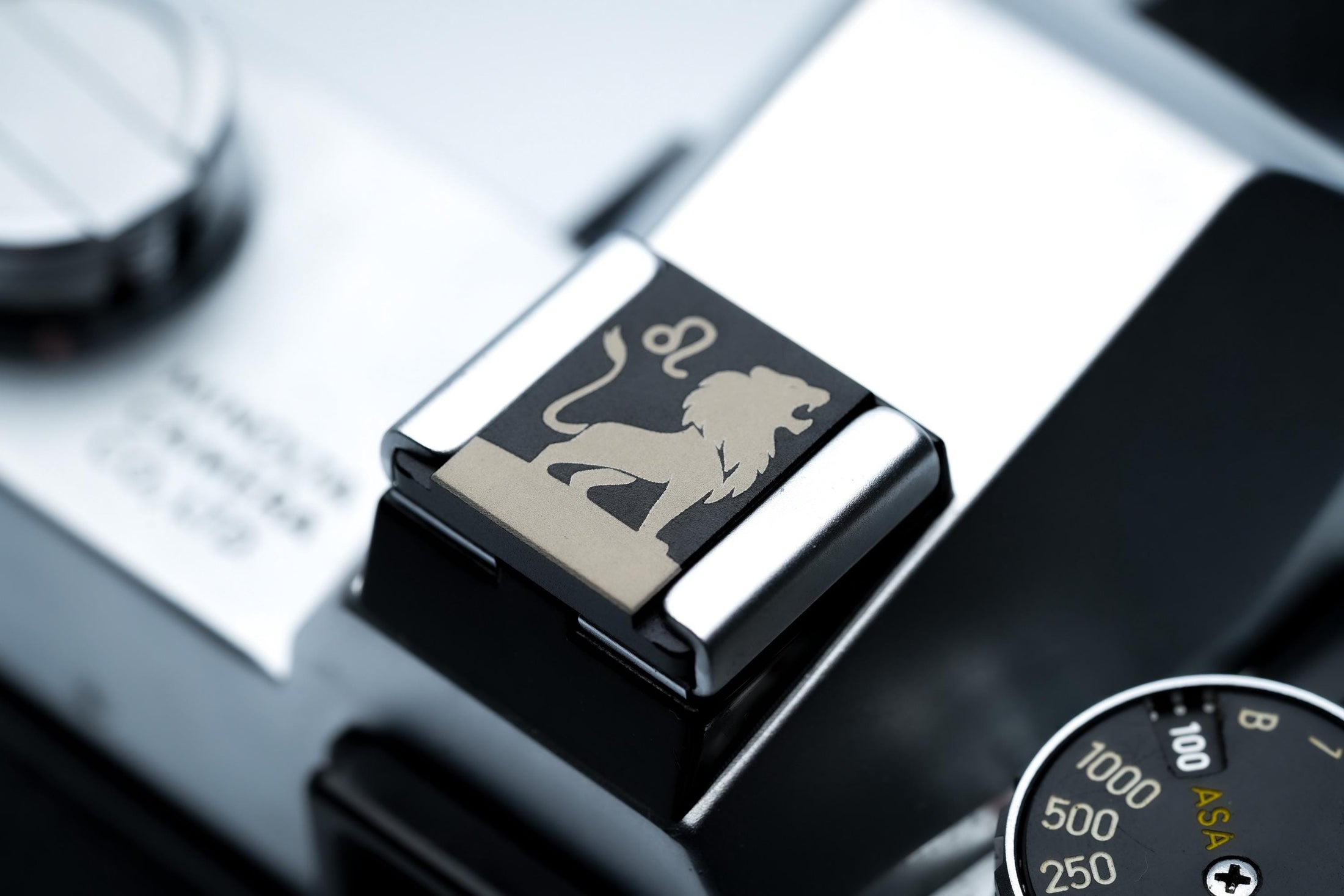 Hotshoe cover leeuw sterrenbeeld – zwart aluminium flitsschoen accessoire voor Fujifilm X100VI, Canon & meer