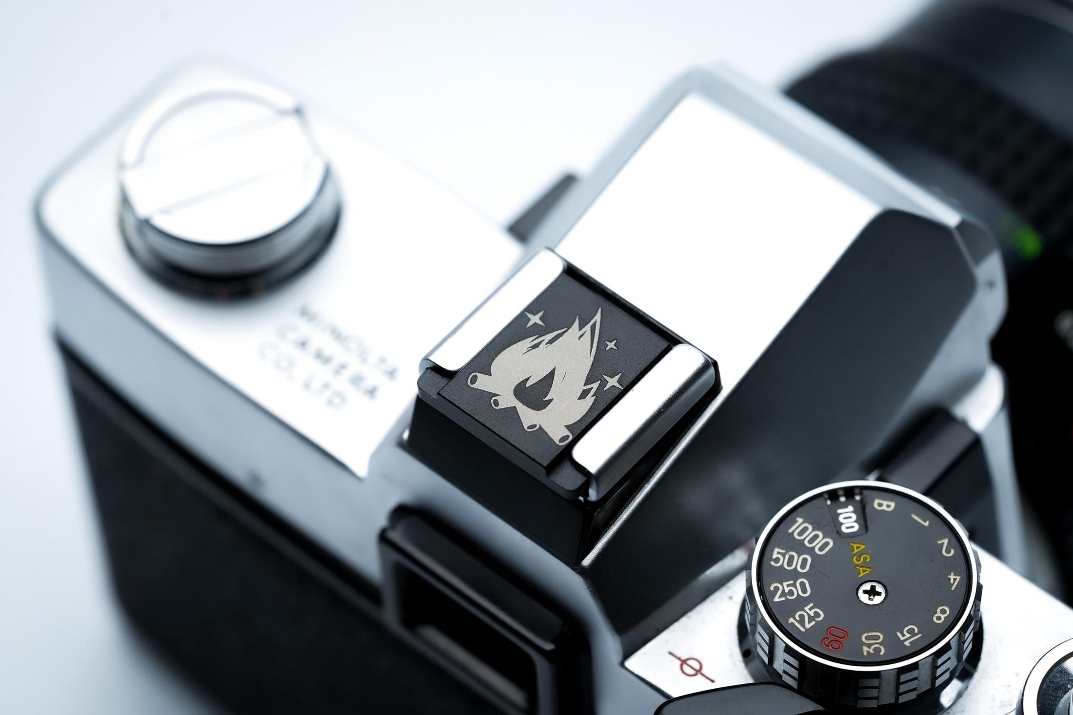 Hotshoe cover kampvuur gravure – lasergegraveerd zwart aluminium – camera accessoire voor Fujifilm X100VI, Sony, Canon