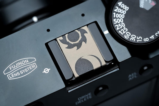 Hotshoe cover zon & maan – zwart aluminium flitsschoen accessoire met dualiteitssymbool – voor Fujifilm X100VI, Sony, Canon, Nikon, Olympus