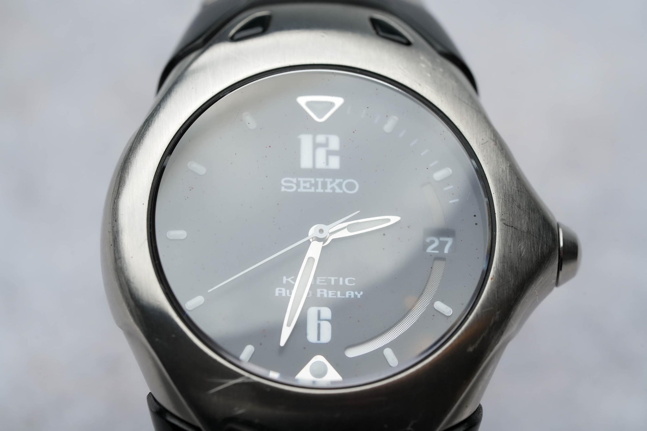 Seiko 5J22-0A70 – Innovatief Kinetic Auto Relay-horloge met Futuristisch Design