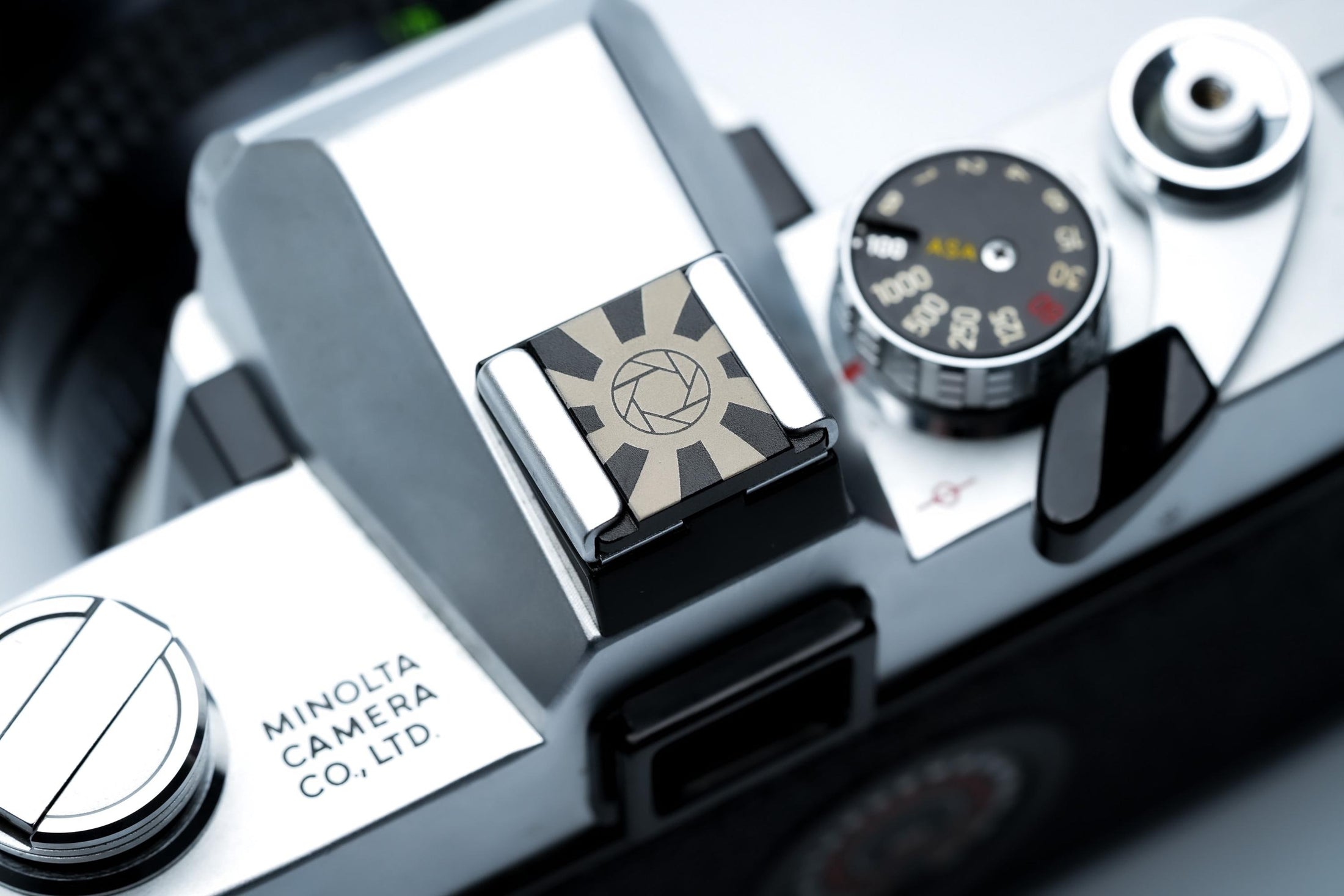 Hotshoe cover camera diafragma & zonnestralen – grafisch zwart aluminium ontwerp voor Fujifilm X100VI, Sony, Canon, Nikon en meer