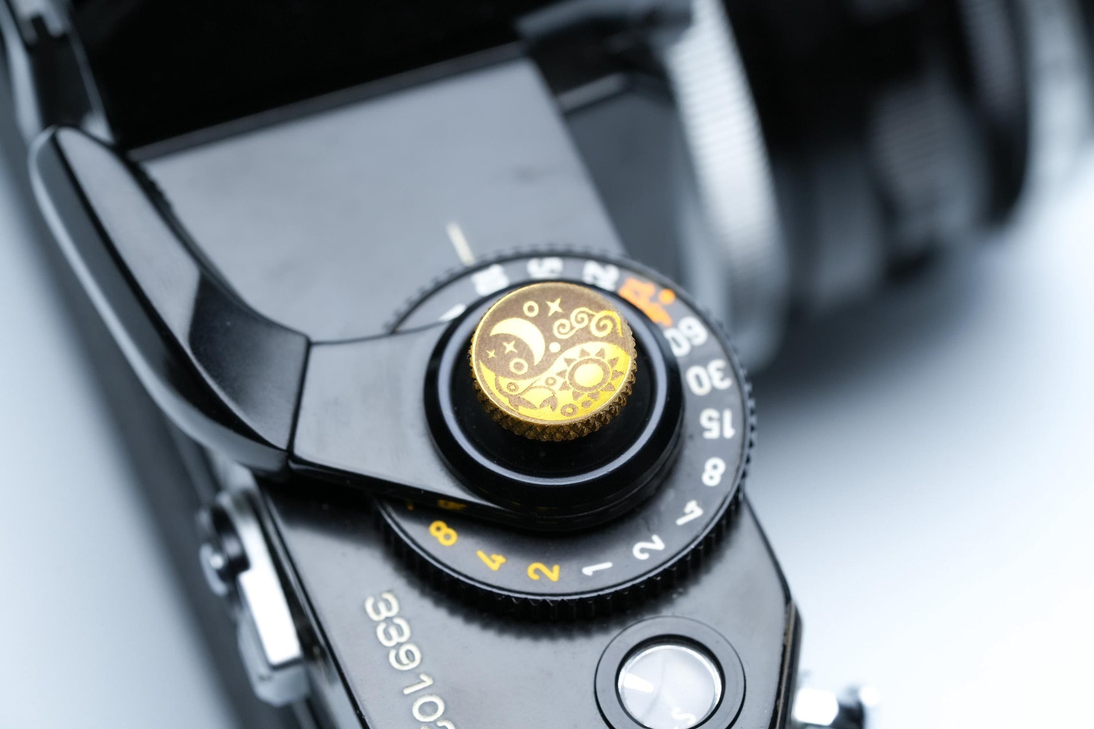 Soleluna ontspanknop Yin Yang – messing goudkleurig – zon en maan gravure voor Fujifilm X100VI, Sony, Nikon, Leica & analoge camera’s