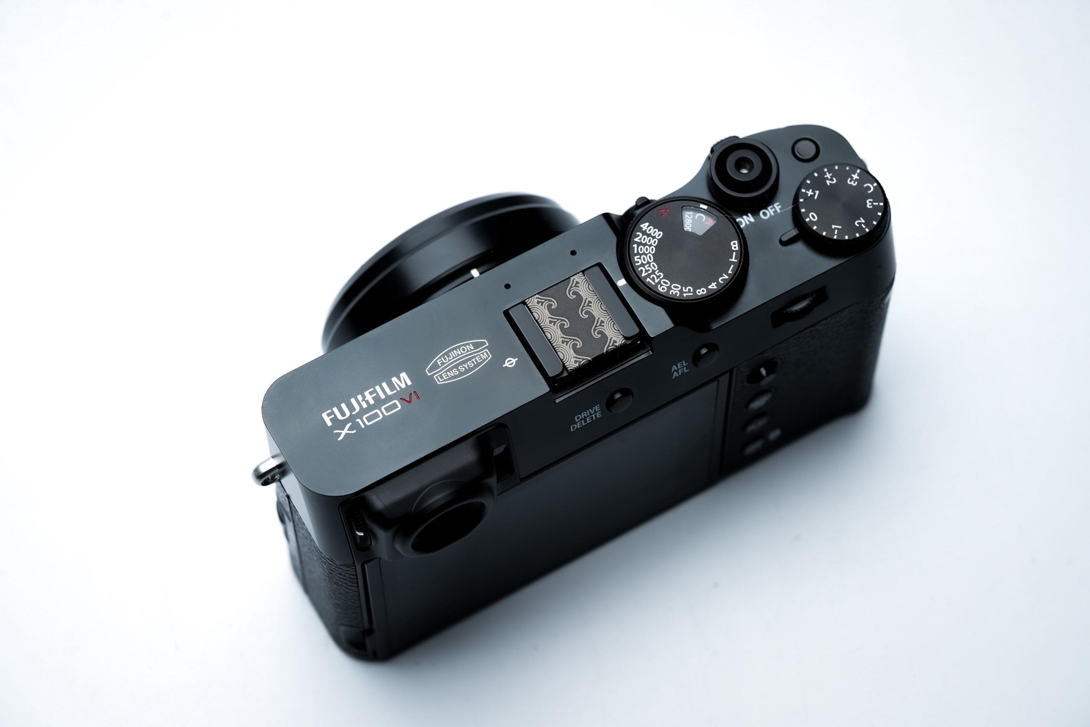 Hotshoe cover Hawaïaanse golven – Japans geïnspireerd golfpatroon gegraveerd in zwart aluminium – flitsschoen sierkap voor Fujifilm X100VI