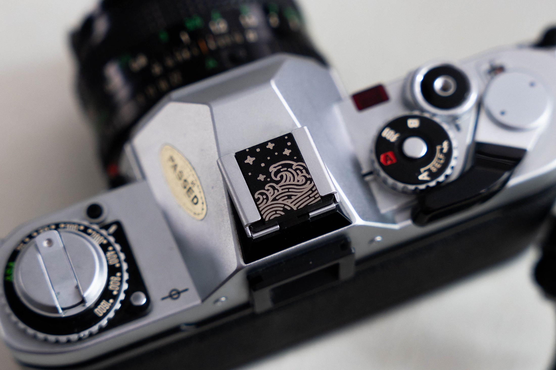 Personalized flash shoe – "The Japanese Wave" – custom engraved design for camera enthusiasts
