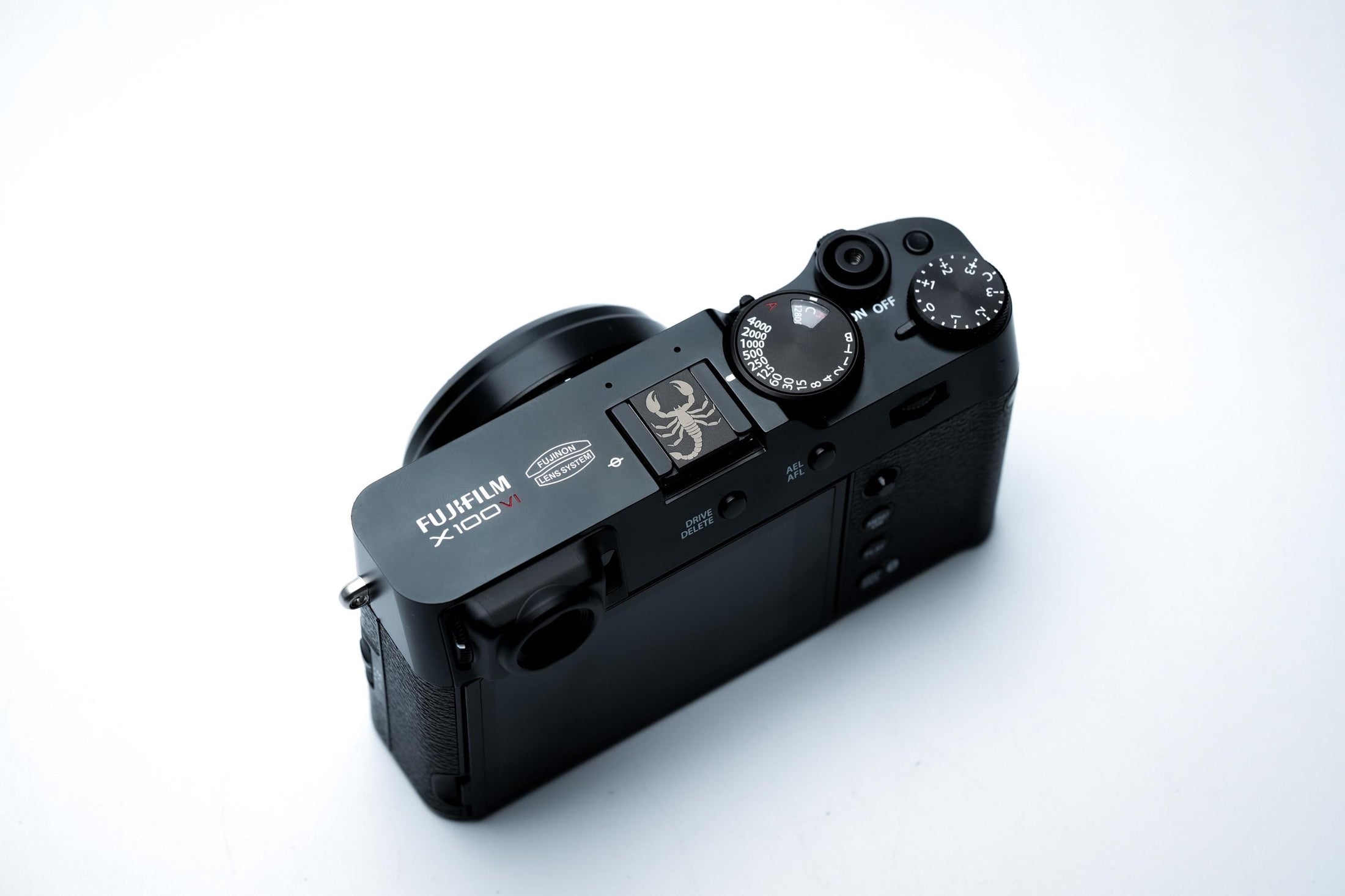 Hotshoe cover Schorpioen sterrenbeeld – gegraveerd zwart aluminium flitsschoen accessoire – voor Fujifilm X100VI, Canon, Nikon, Sony & meer