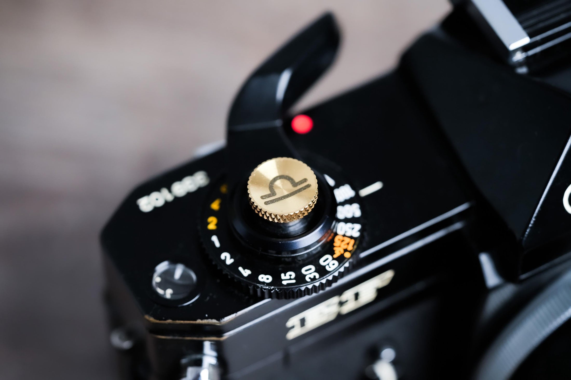 Ontspanknop sterrenbeeld Weegschaal – Libra symbool – licht messing – gelaserd & handgemaakt