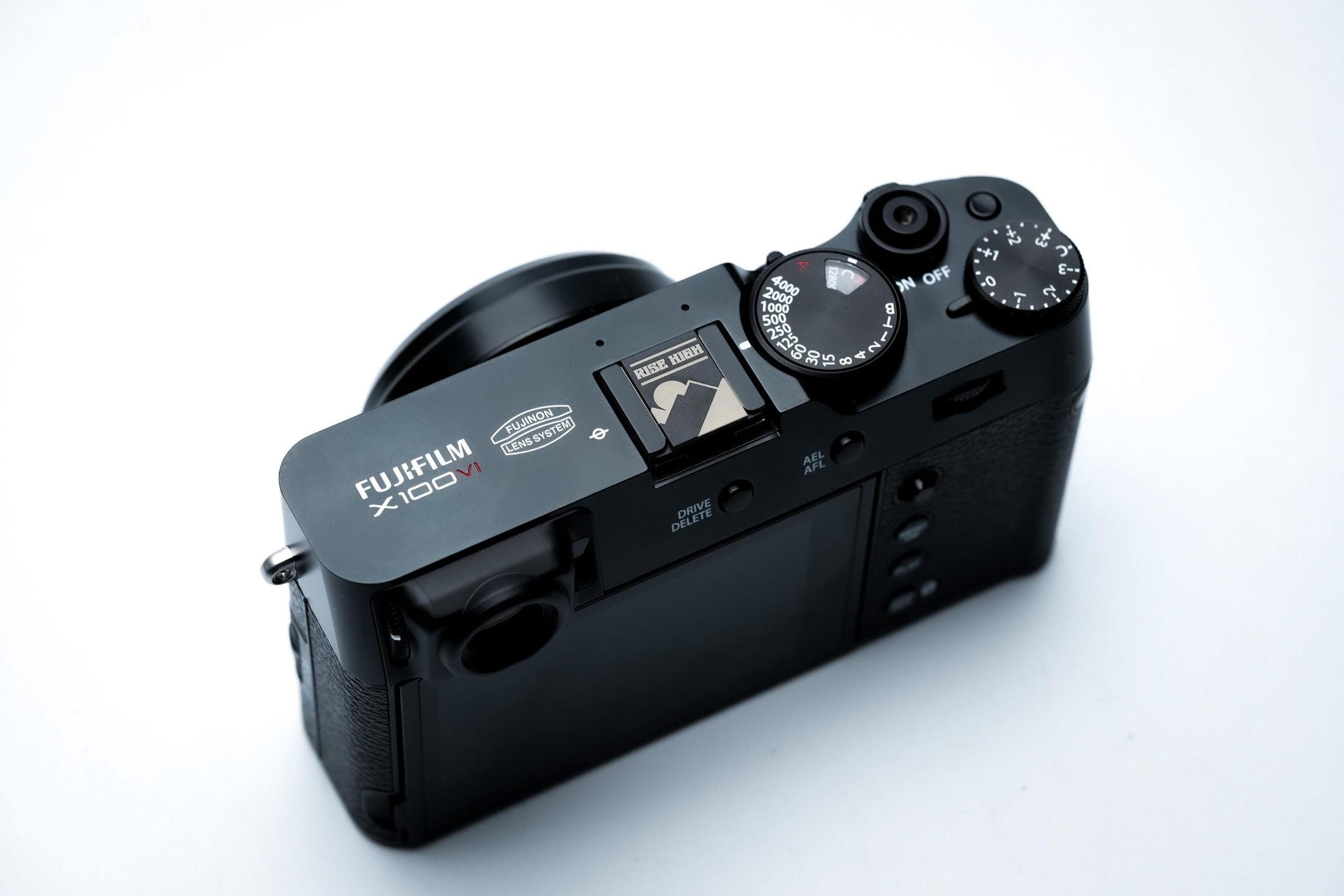 Hotshoe cover bergen & zon – "Rise High" gravure in zwart aluminium – berglandschap camera-accessoire voor Fujifilm X100VI, Sony, Nikon