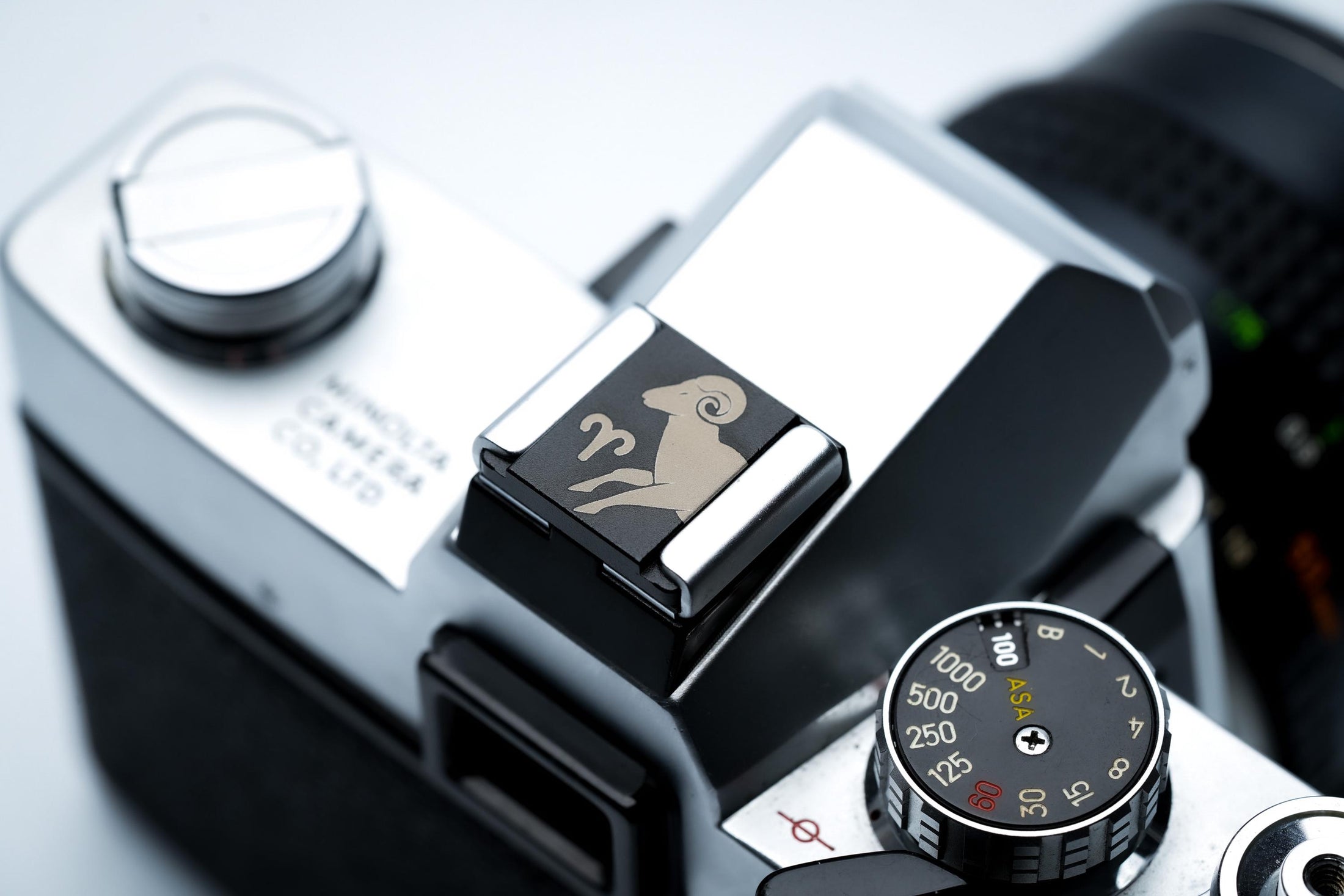 Hotshoe cover Ram sterrenbeeld – Aries symbool & gegraveerde ram – zwart aluminium flitsschoen cover voor Fujifilm X100VI, Sony, Canon