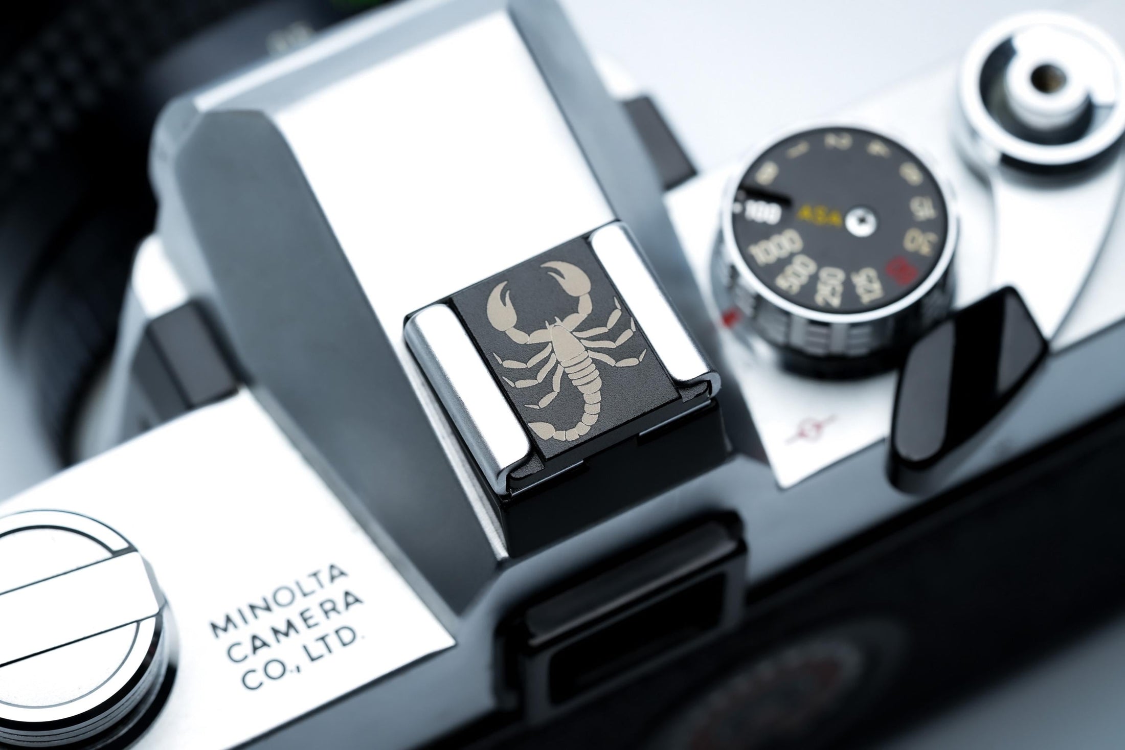 Hotshoe cover Schorpioen sterrenbeeld – gegraveerd zwart aluminium flitsschoen accessoire – voor Fujifilm X100VI, Canon, Nikon, Sony & meer