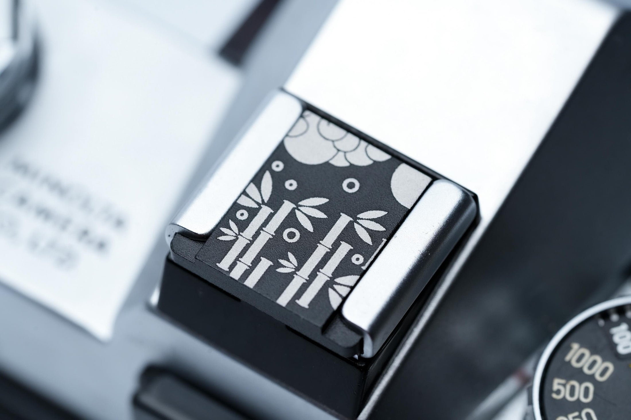 Bamboo Forest flitsschoendeksel – Japans design – gelaserd aluminium – zwart gecoat