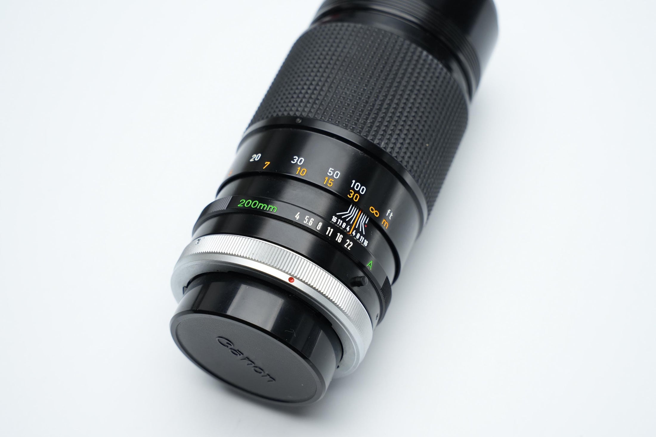 Canon FD 200mm f/4 S.S.C. Telelens - Iconic Optics with Cleaning Potential