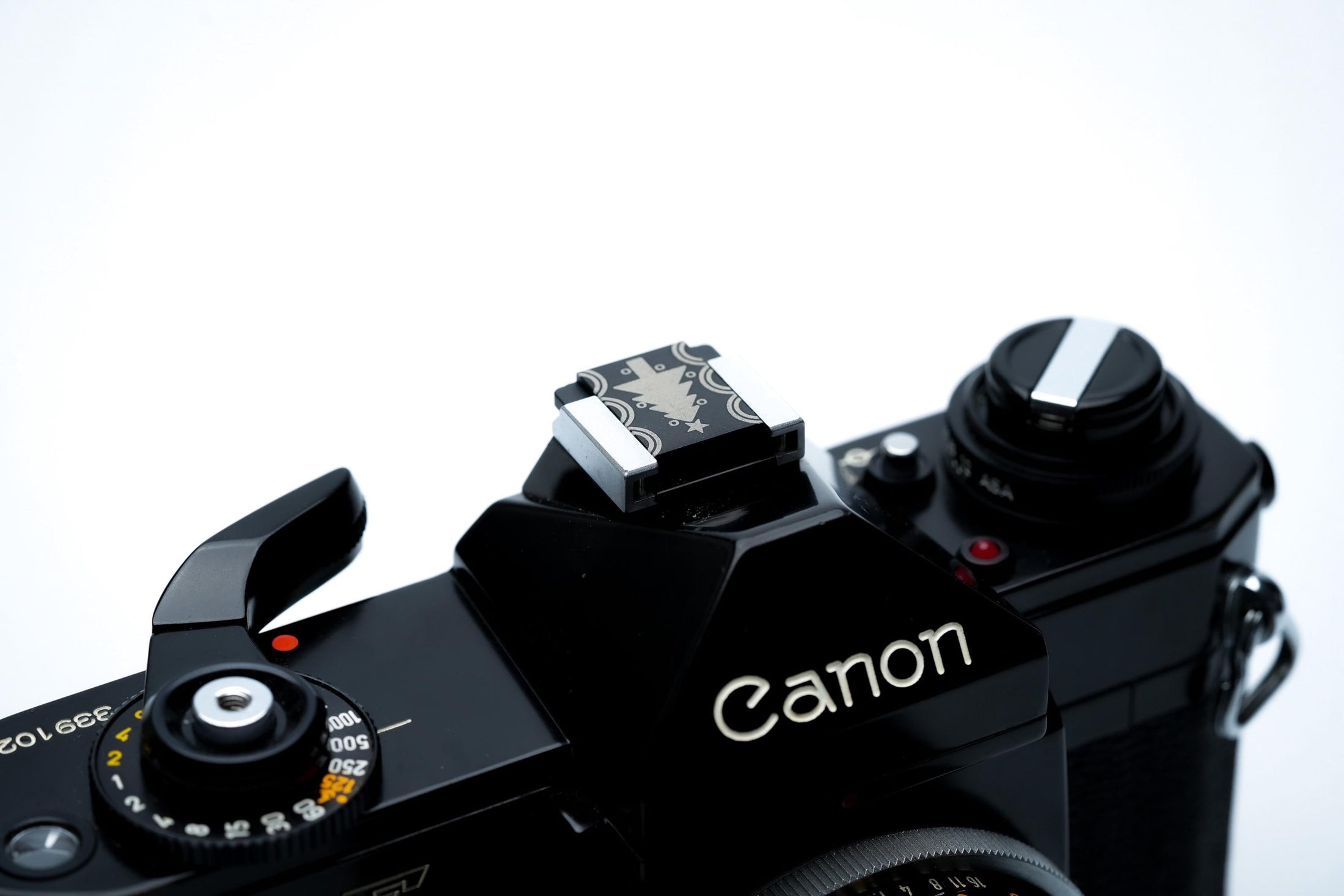 Hotshoe cover kerstboom – zwart aluminium – voor Fujifilm X100VI & analoge camera’s by Unseend