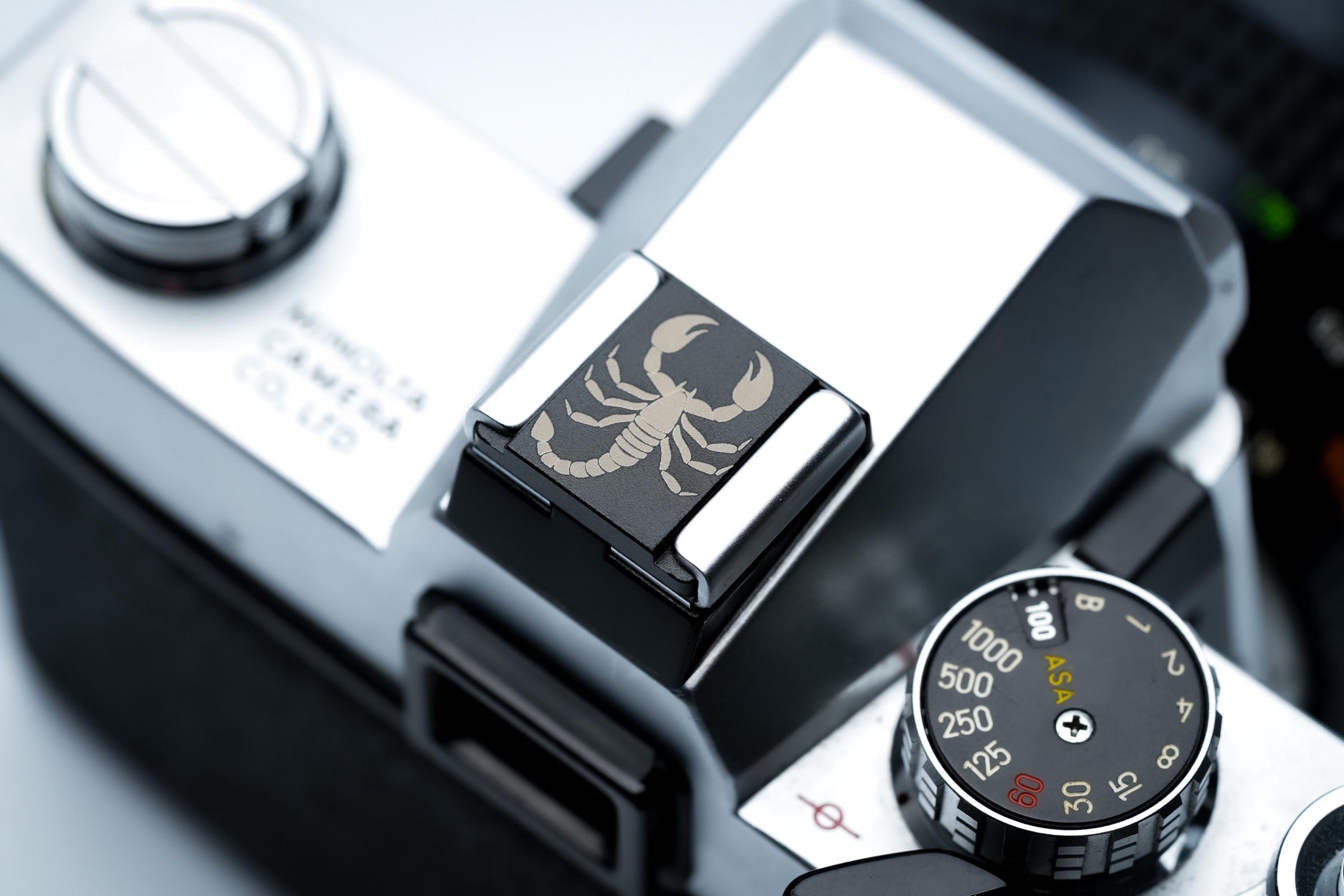 Hotshoe cover Schorpioen sterrenbeeld – gegraveerd zwart aluminium flitsschoen accessoire – voor Fujifilm X100VI, Canon, Nikon, Sony & meer