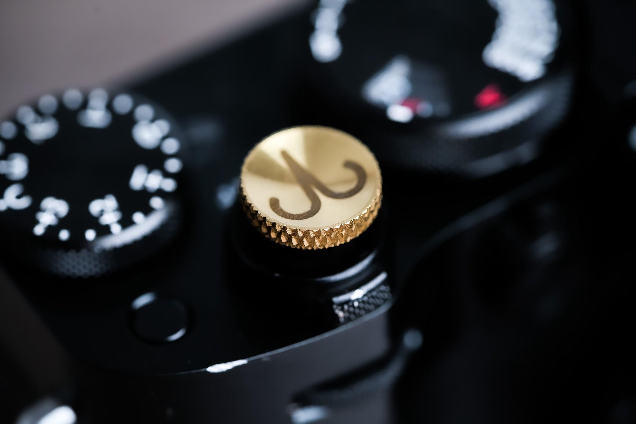 Ontspanknop sterrenbeeld Ram – Aries symbool – licht messing – gelaserd & handgemaakt