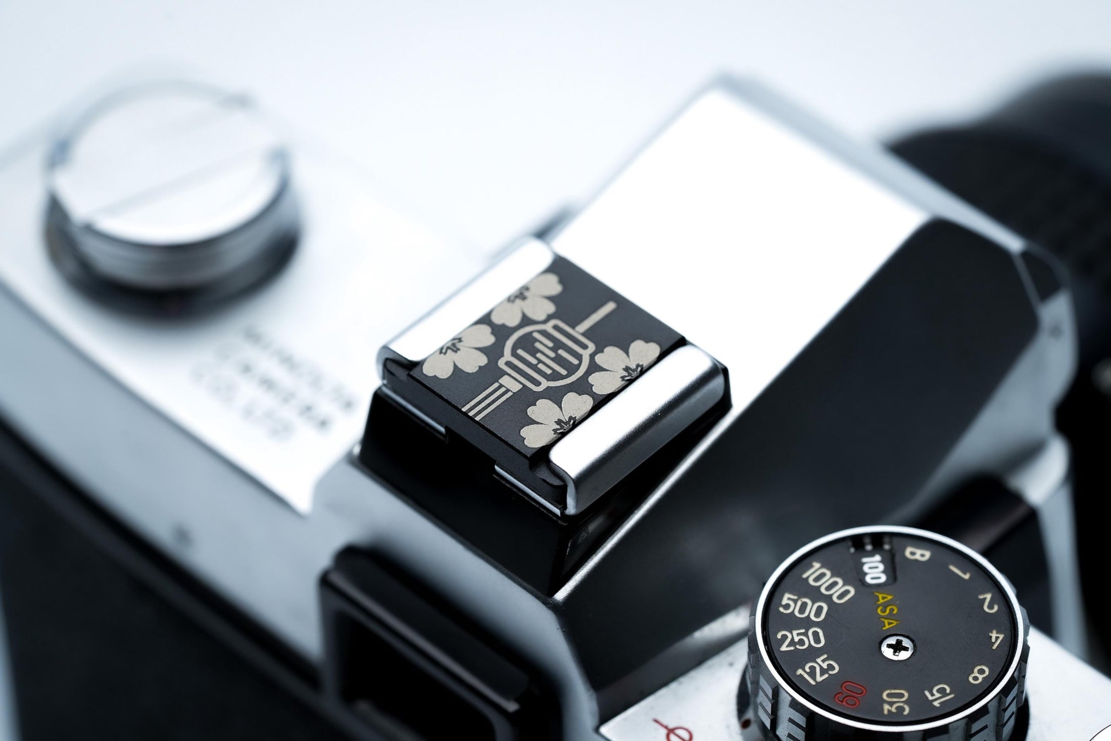 Hotshoe cover Chinese lantaarn – zwart aluminium – voor Fujifilm X100VI & analoge camera’s