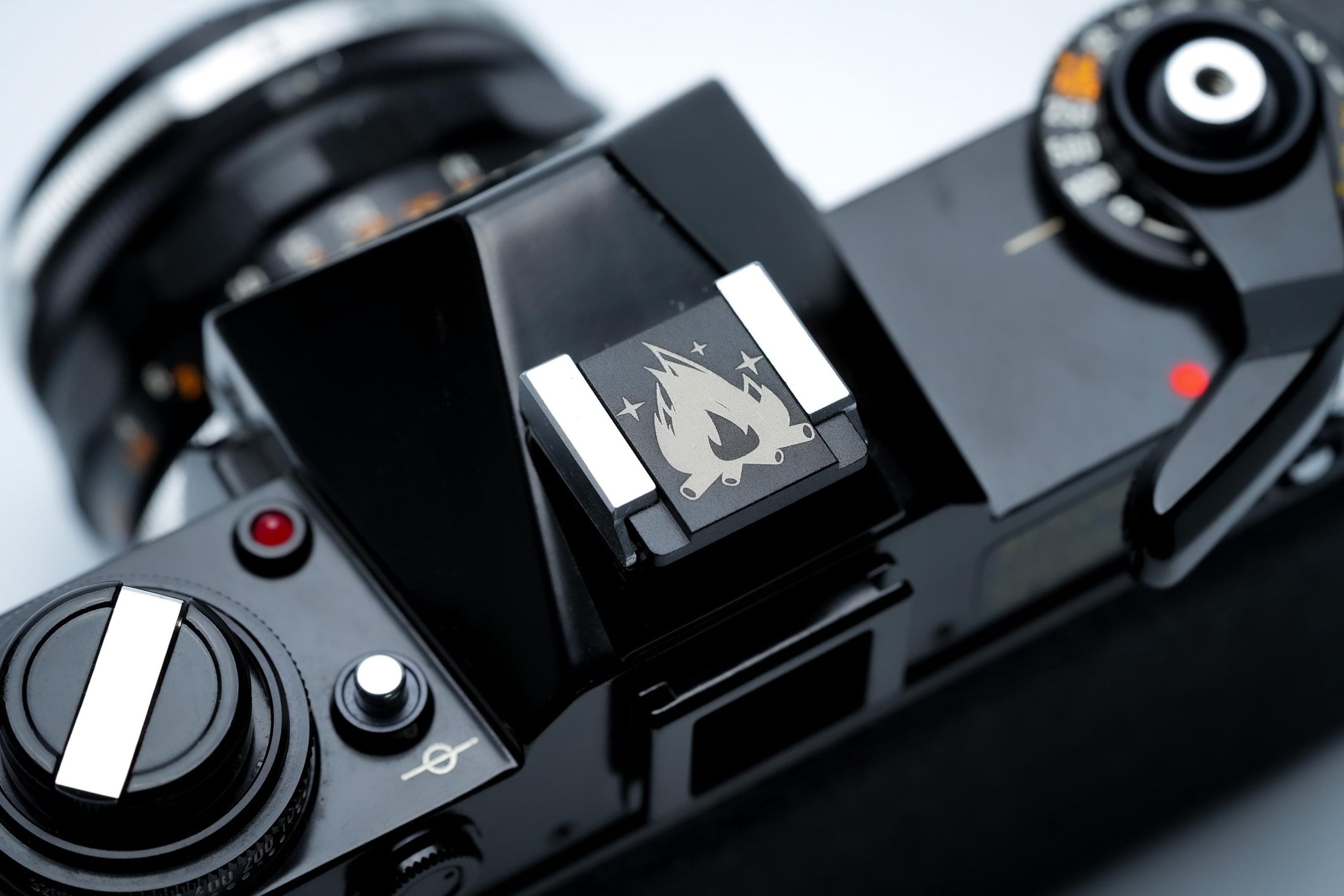 Hotshoe cover kampvuur gravure – lasergegraveerd zwart aluminium – camera accessoire voor Fujifilm X100VI, Sony, Canon