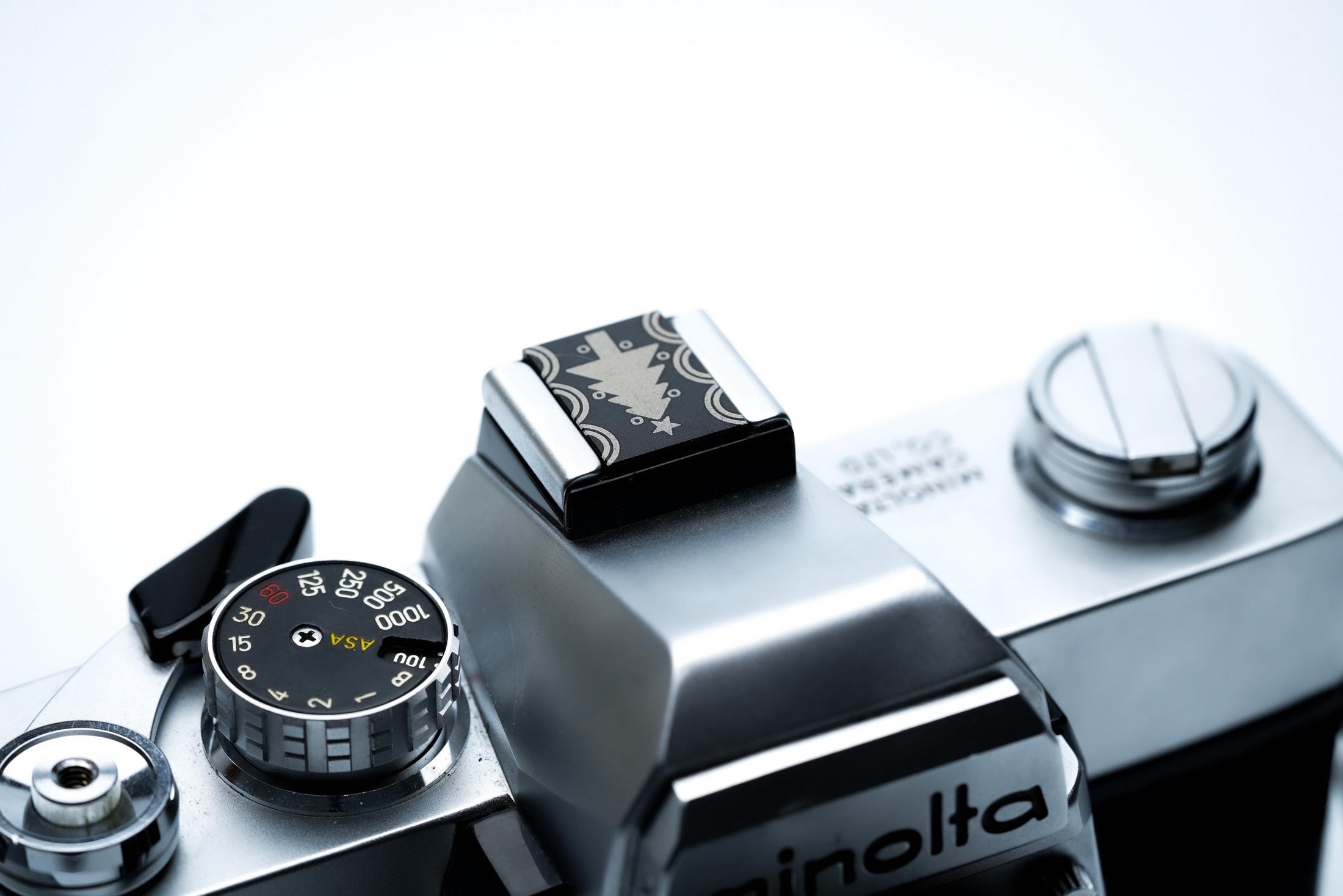 Hotshoe cover kerstboom – zwart aluminium – voor Fujifilm X100VI & analoge camera’s by Unseend