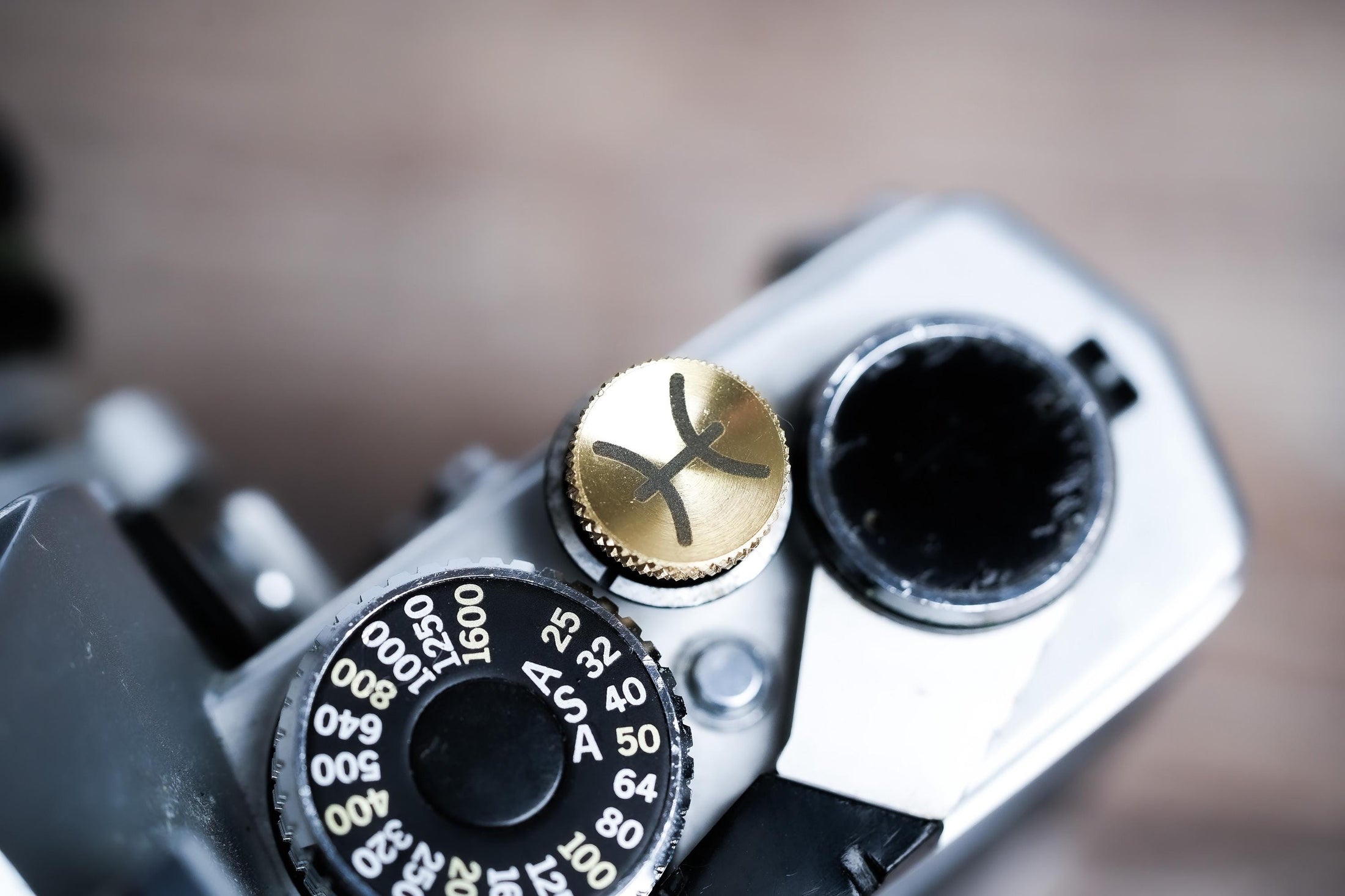 Ontspanknop sterrenbeeld Vissen – Pisces symbool – licht messing – gelaserd & handgemaakt