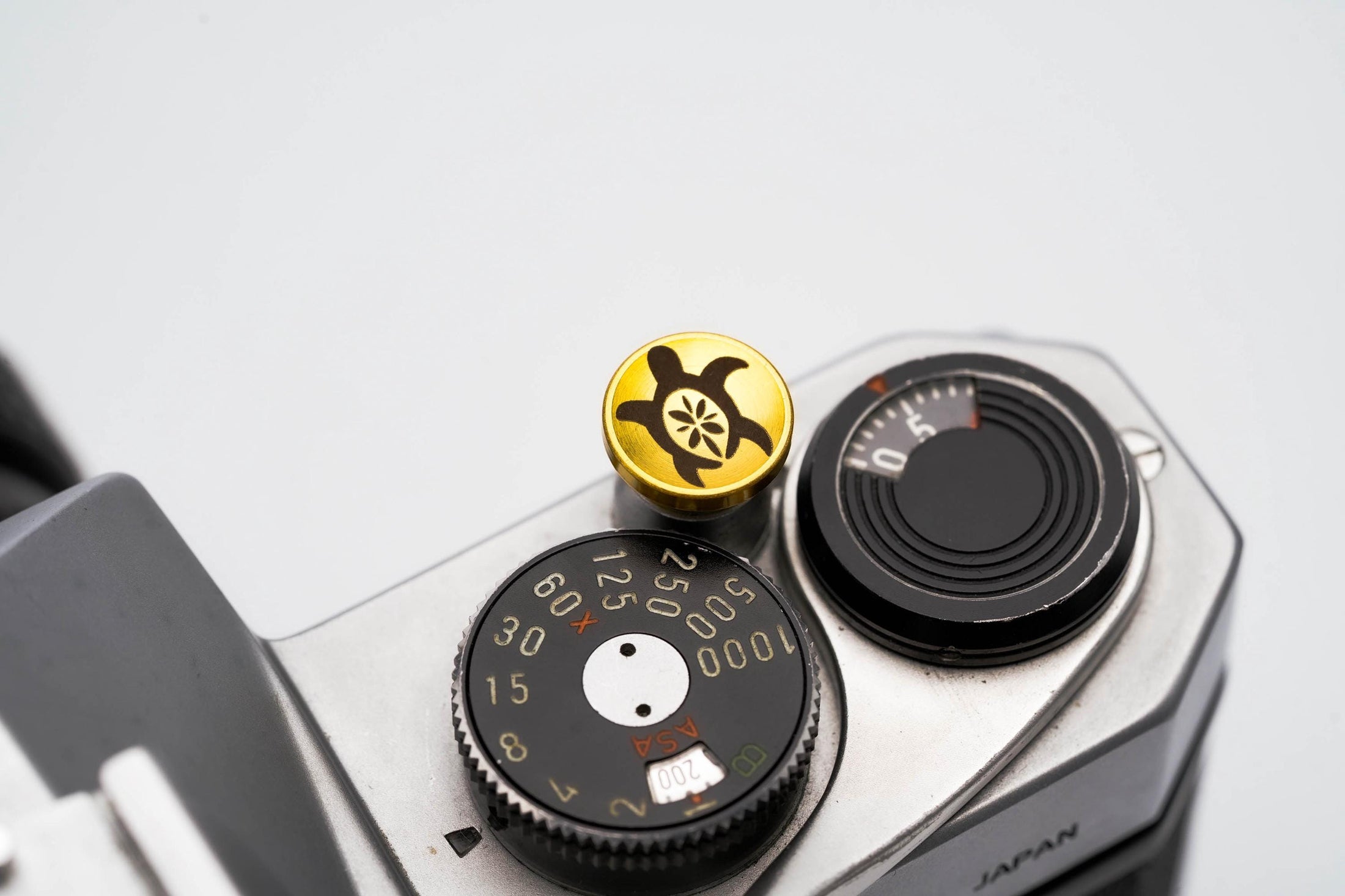 Turtle Design Brass Relax Button - Hawaii Edition