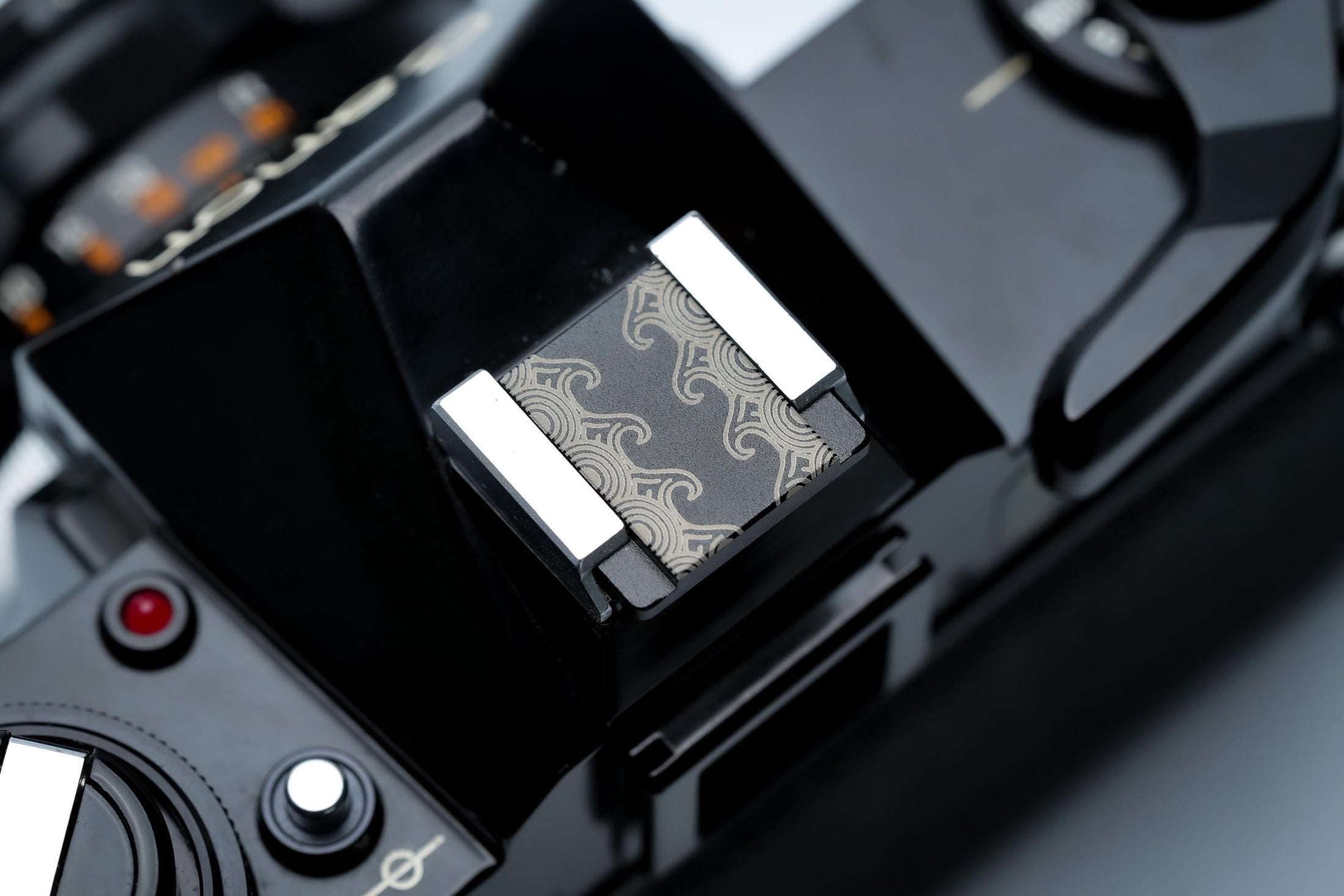 Hotshoe cover Hawaïaanse golven – Japans geïnspireerd golfpatroon gegraveerd in zwart aluminium – flitsschoen sierkap voor Fujifilm X100VI