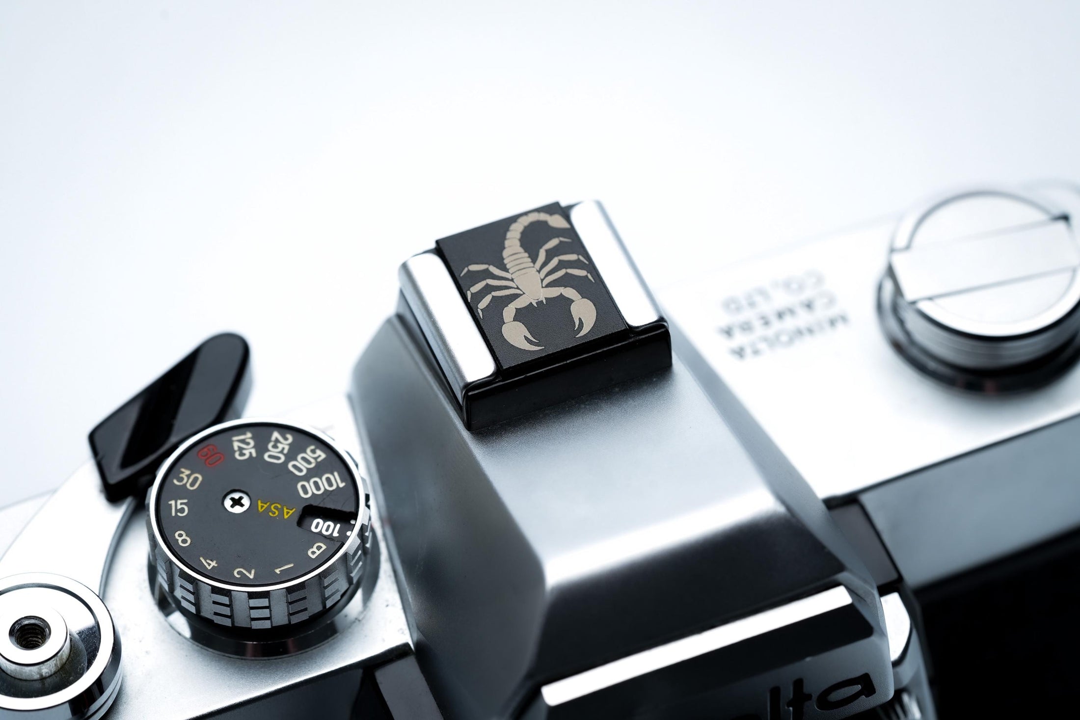 Hotshoe cover Schorpioen sterrenbeeld – gegraveerd zwart aluminium flitsschoen accessoire – voor Fujifilm X100VI, Canon, Nikon, Sony & meer