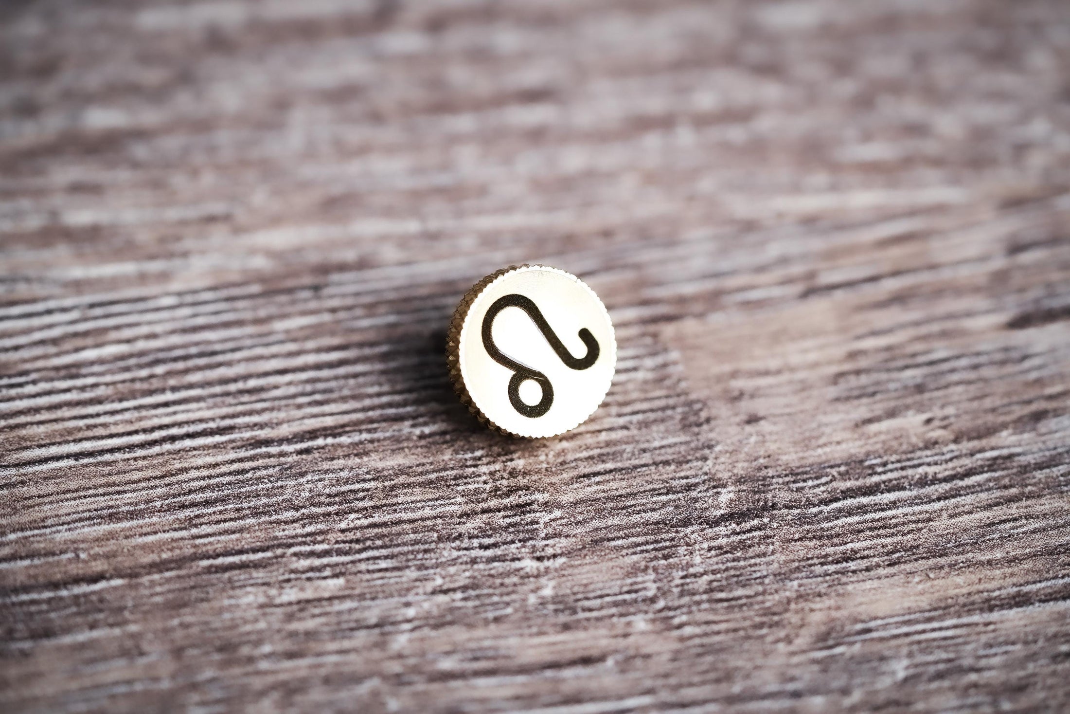 Ontspanknop sterrenbeeld Leeuw – Leo symbool – licht messing – gelaserd & handgemaakt