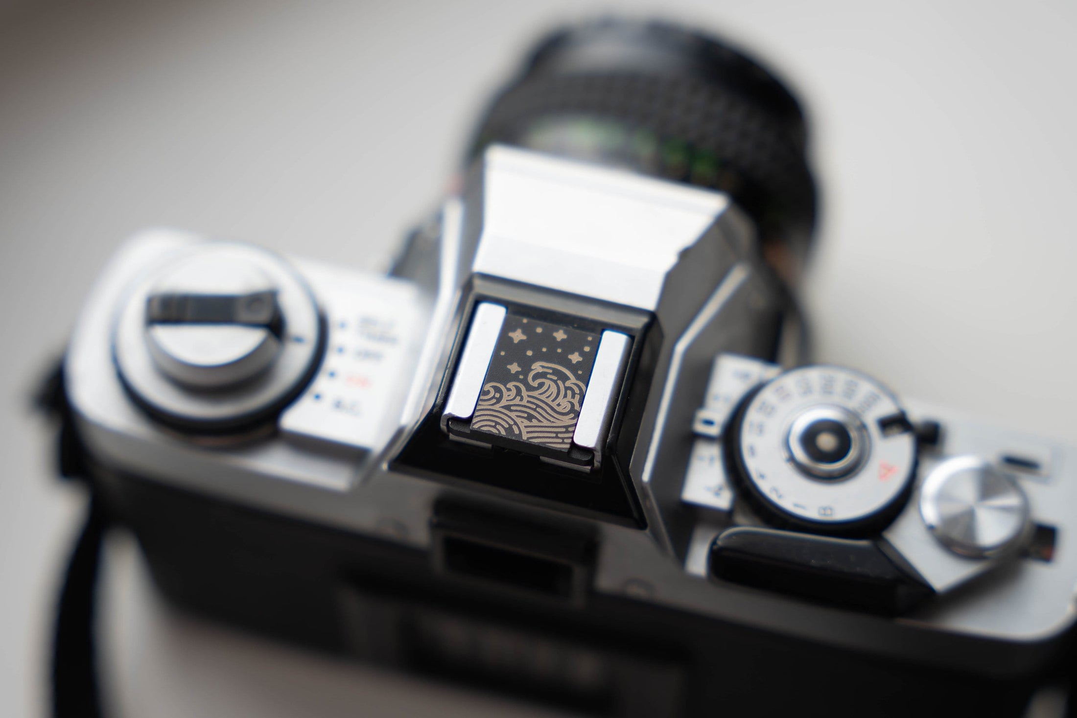 Gepersonaliseerde flitsschoen – "The Japanese Wave" – op maat gegraveerd ontwerp voor camera liefhebbers