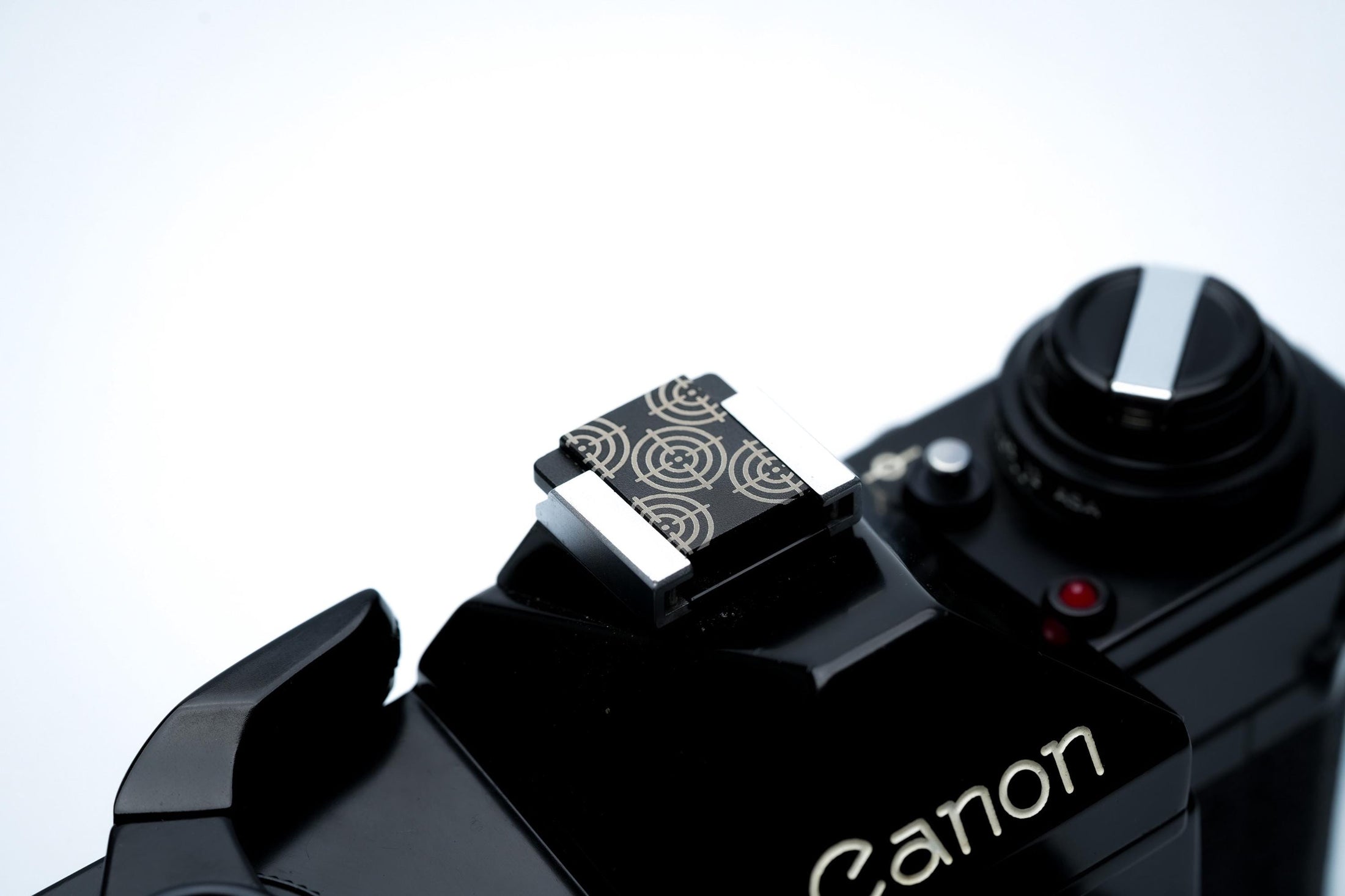 Hotshoe cover met target patroon – lasergegraveerd vizier design in zwart aluminium – camera accessoire voor Fujifilm X100VI, Sony, Nikon by Unseend