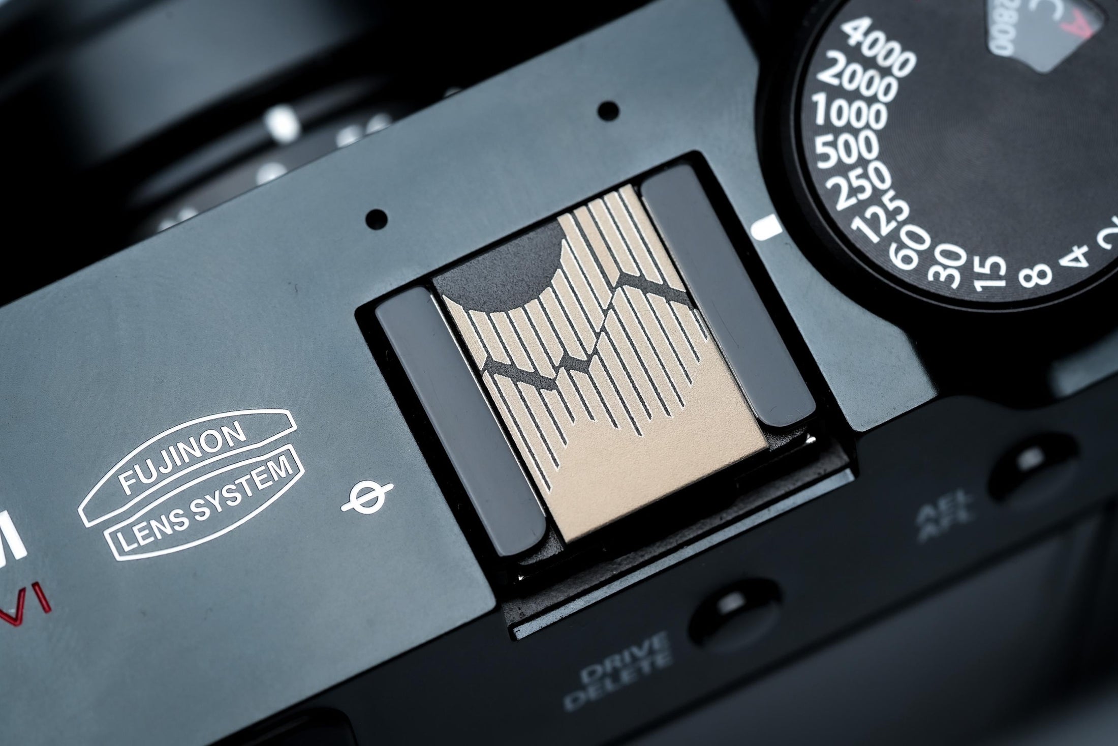 Gegraveerde hotshoe cover met berglijn-art – minimalistisch zwart aluminium camera accessoire voor Fujifilm X100VI, Sony, Nikon, Canon