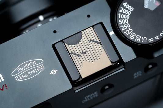 Gegraveerde hotshoe cover met berglijn-art – minimalistisch zwart aluminium camera accessoire voor Fujifilm X100VI, Sony, Nikon, Canon