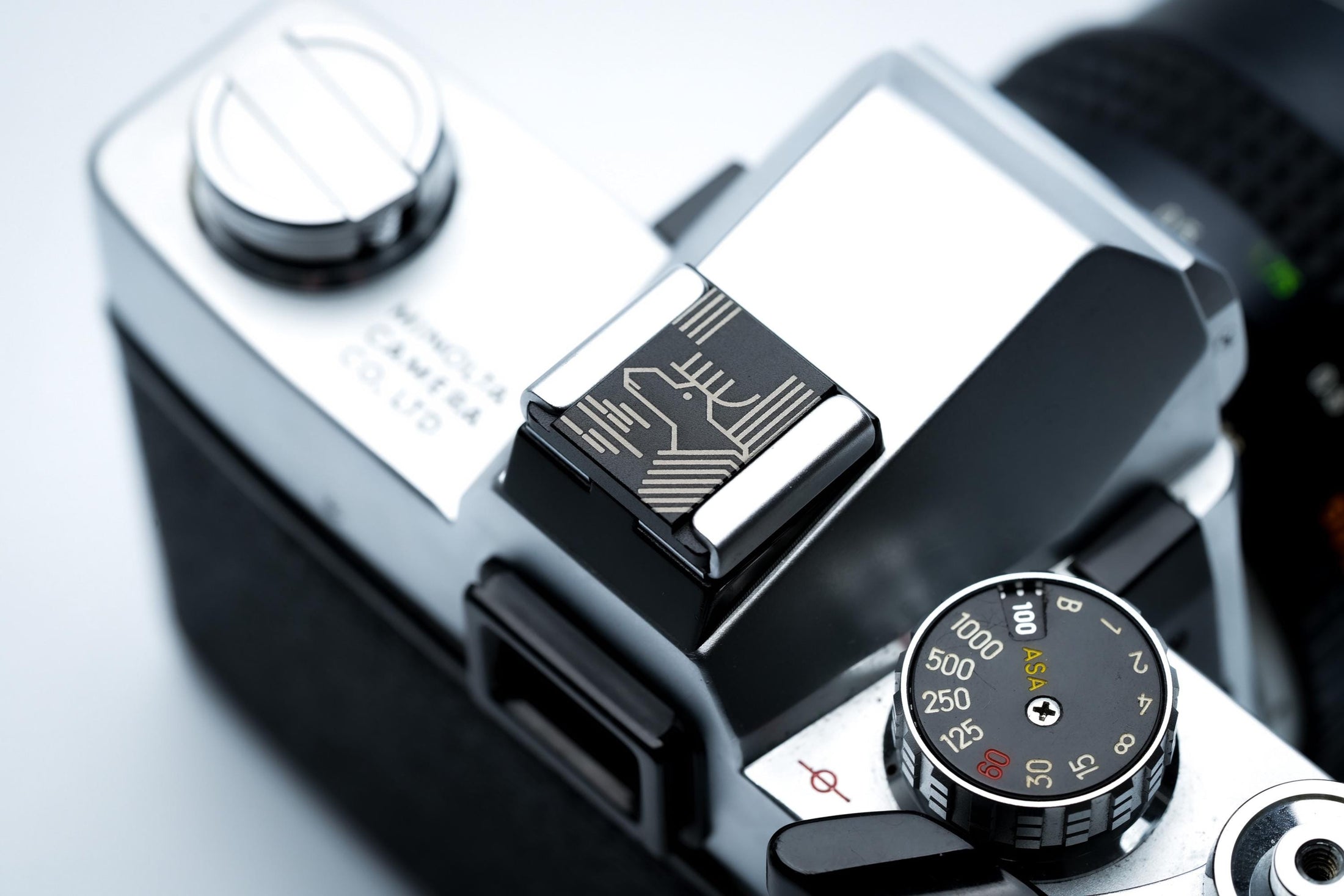 Gegraveerde eland hotshoe cover – line art design – zwart aluminium – passend op Fujifilm X100VI & vintage camera’s